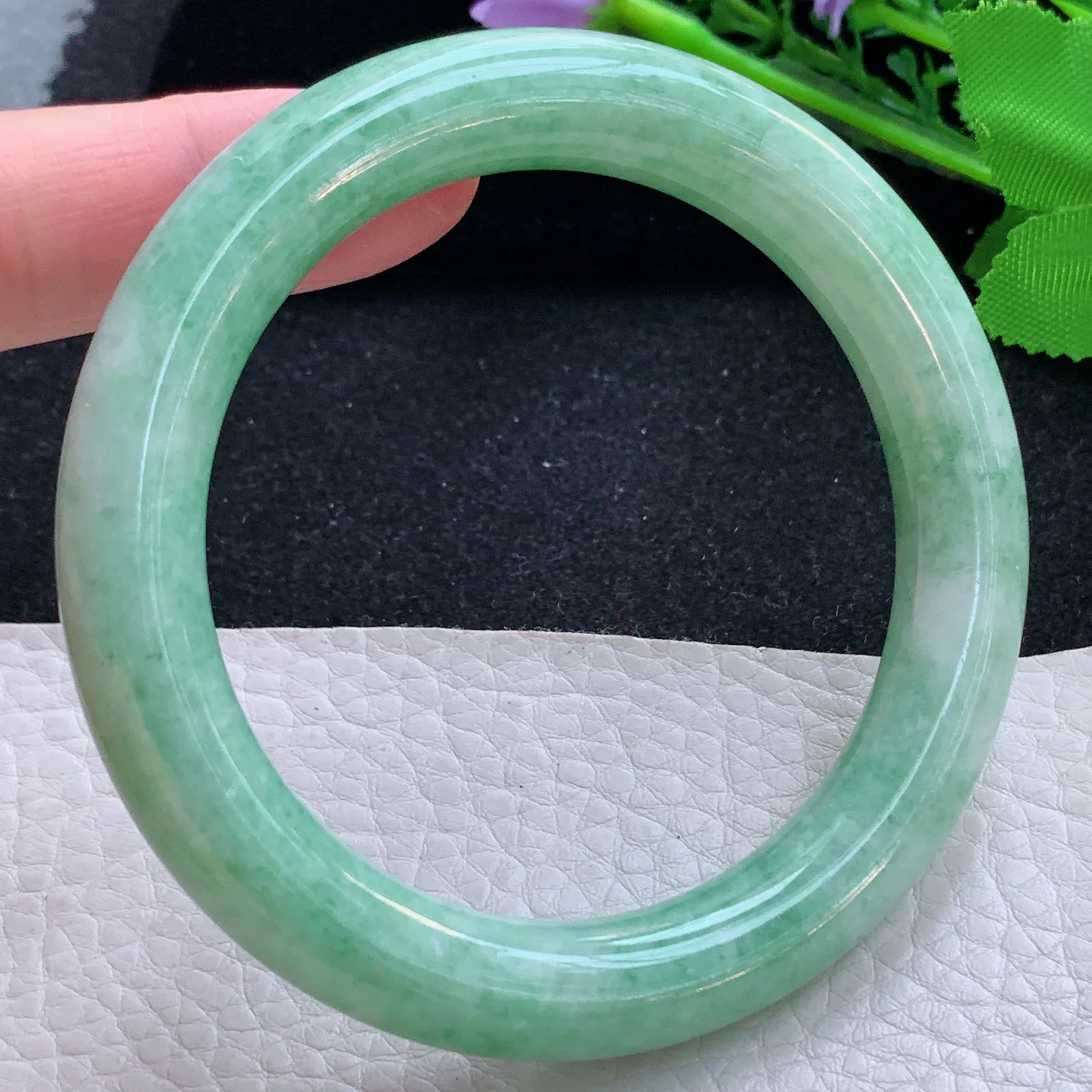 n自然光58*10.5美人镯 缅甸翡翠a货玉手镯果绿甜美圆条玉手环