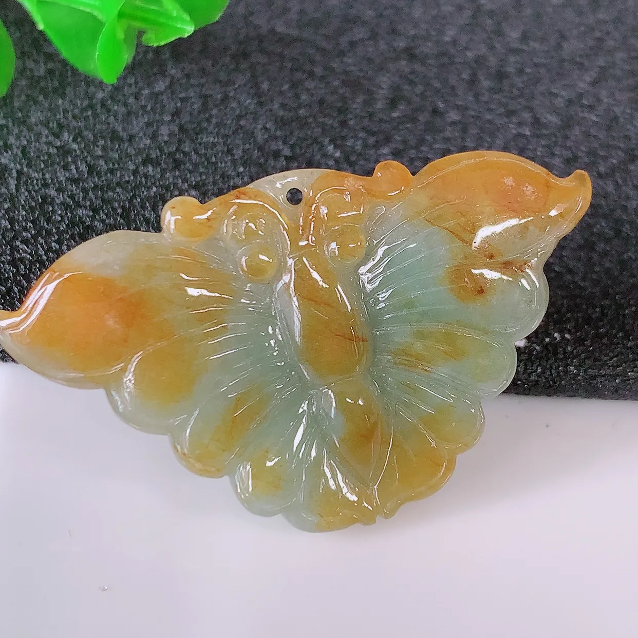 自然光实拍，冰润黄翡双彩翡翠蝴蝶吊坠，翠色灵动，种老水足，寓意好，品相佳， 佩戴佳品！#35.28