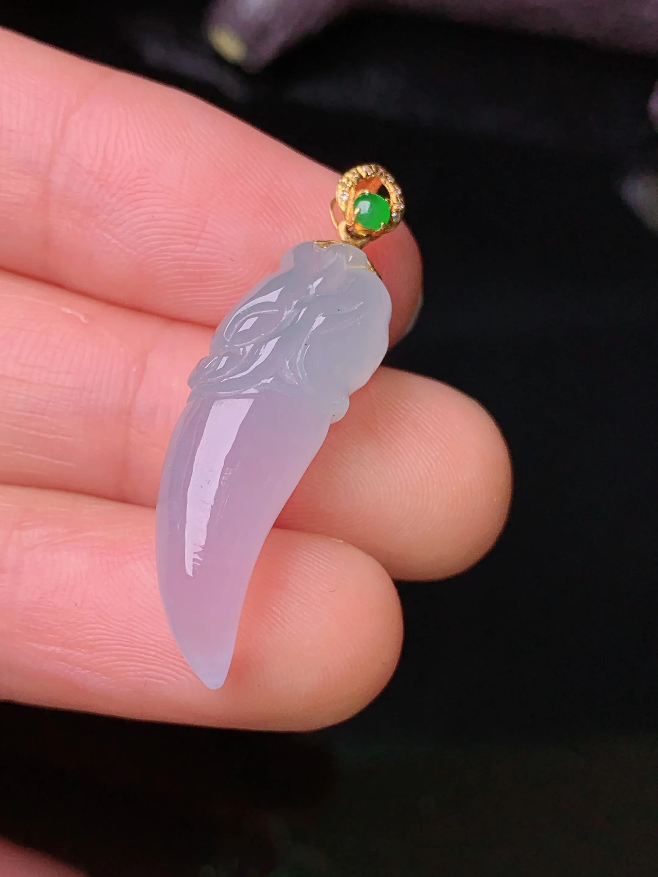 18k金镶嵌冰种狼牙吊坠 玉质细腻 色泽清新艳丽 整体尺寸32.7*9.2*7.5