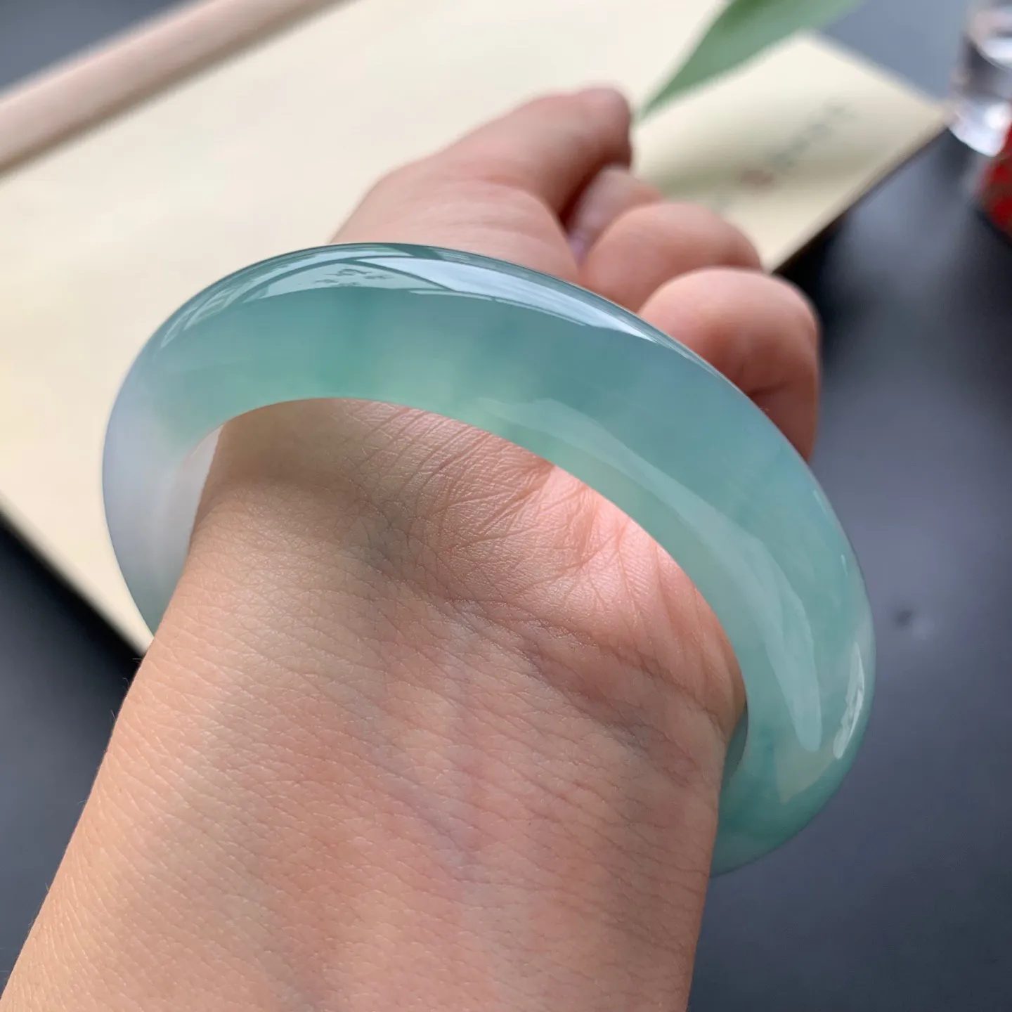 53.6圈口冰蓝底正圈手镯 尺寸：53.6-12.5-8.8，无纹裂，水润起胶，优雅迷人