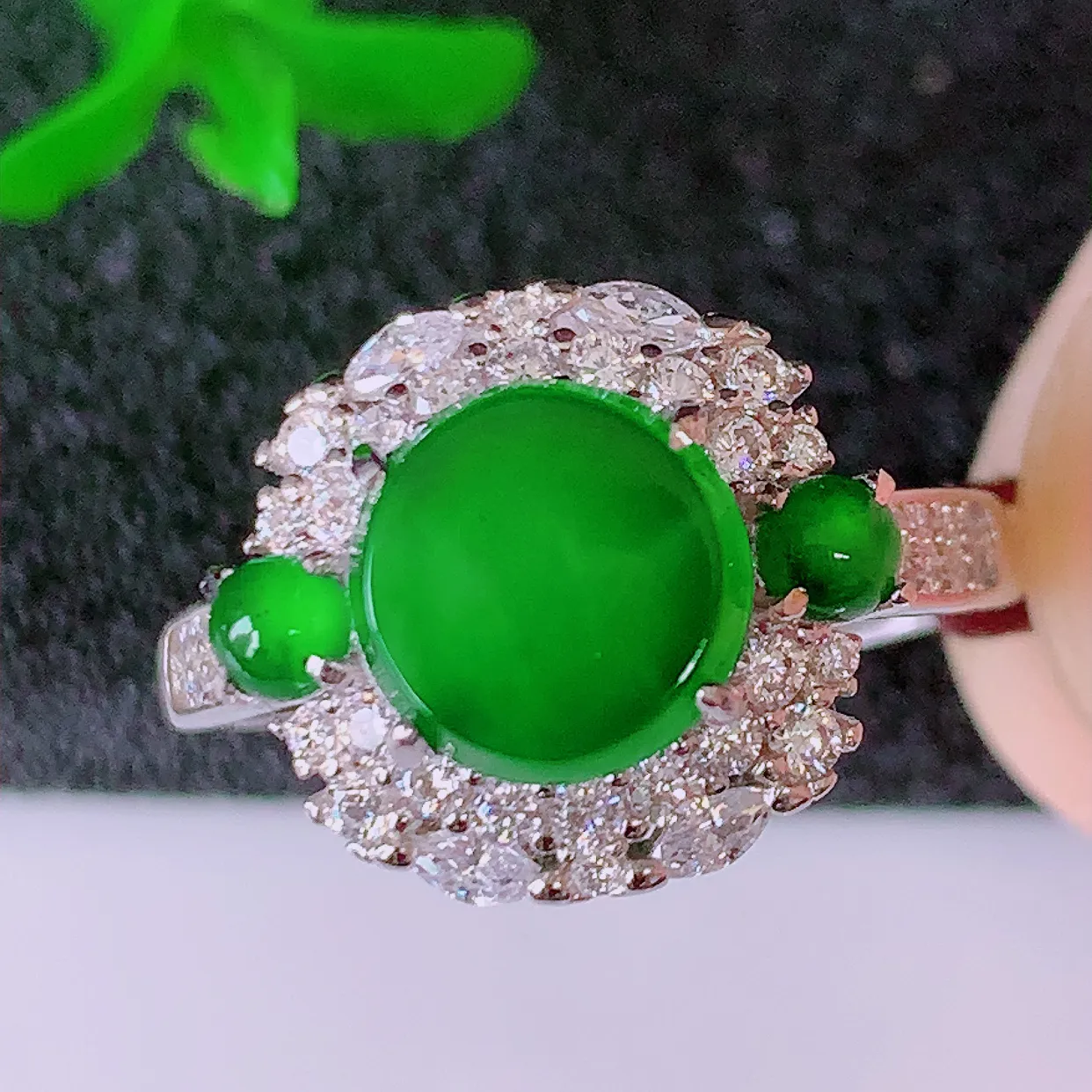 冰透满绿翡翠925银镶嵌戒指，自然光实拍，翠色灵动，颜色漂亮，种老水足，品相佳，佩戴佳品！#97.20（圈口可调大小）整体25.5*17.2-6.8 裸石8*8