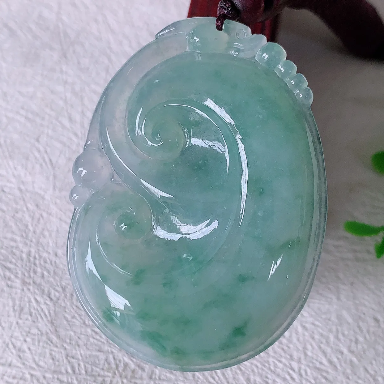 自然光实拍，大件冰飘花翡翠如意吊坠，玉坠百搭又精致，寓意着吉祥，事事如意！#46.22