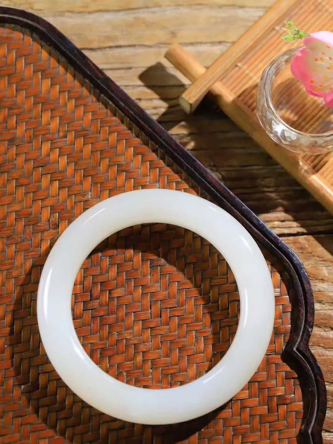 （一见钟情.手镯）

精品️和田玉双色手镯，玉质温和莹润，精光内蕴，手感舒适。整器简约，打磨光洁，让人爱不释手，料美艺精，萦绕于手，尽显高贵之姿。重80.4克 内径58mm尺寸12.7-11.8mm   FDL-101101673