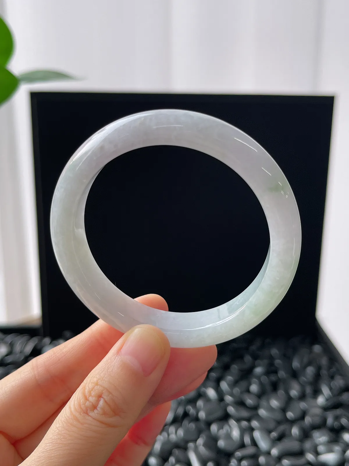 正圈52圈口，翡翠糯化种飘绿手镯