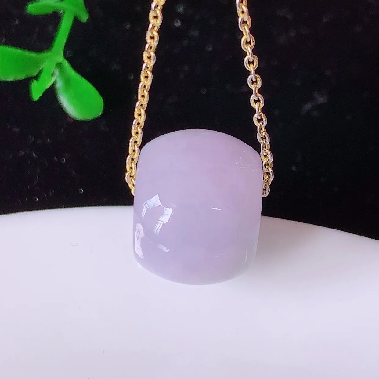 自然光实拍，冰润紫罗兰翡翠路路通吊坠，寓意时来运转、财源滚滚，款式新颖时尚，日常百搭的款！配图银链#57.22