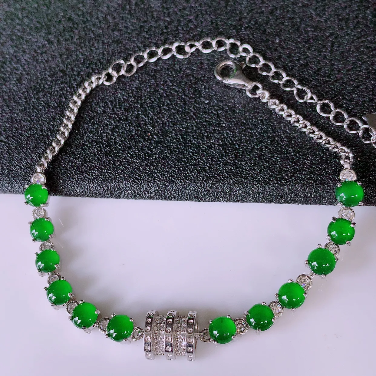 冰透满绿翡翠925银镶嵌手链，自然光实拍，翠色灵动，颜色漂亮，种老水足，品相佳，佩戴佳品！#97.2