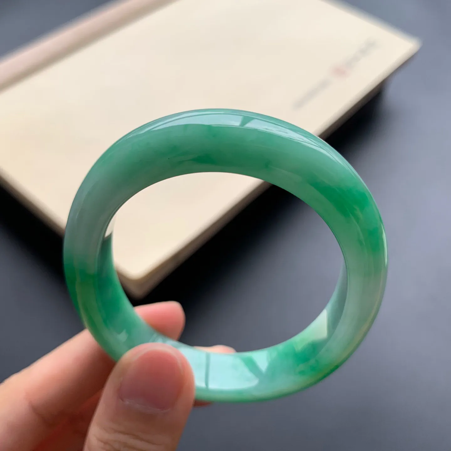 54.2圈口辣绿贵妃手镯 尺寸：54.2-45.3-11.2-7.5，无纹裂，细腻光滑，色辣靓丽