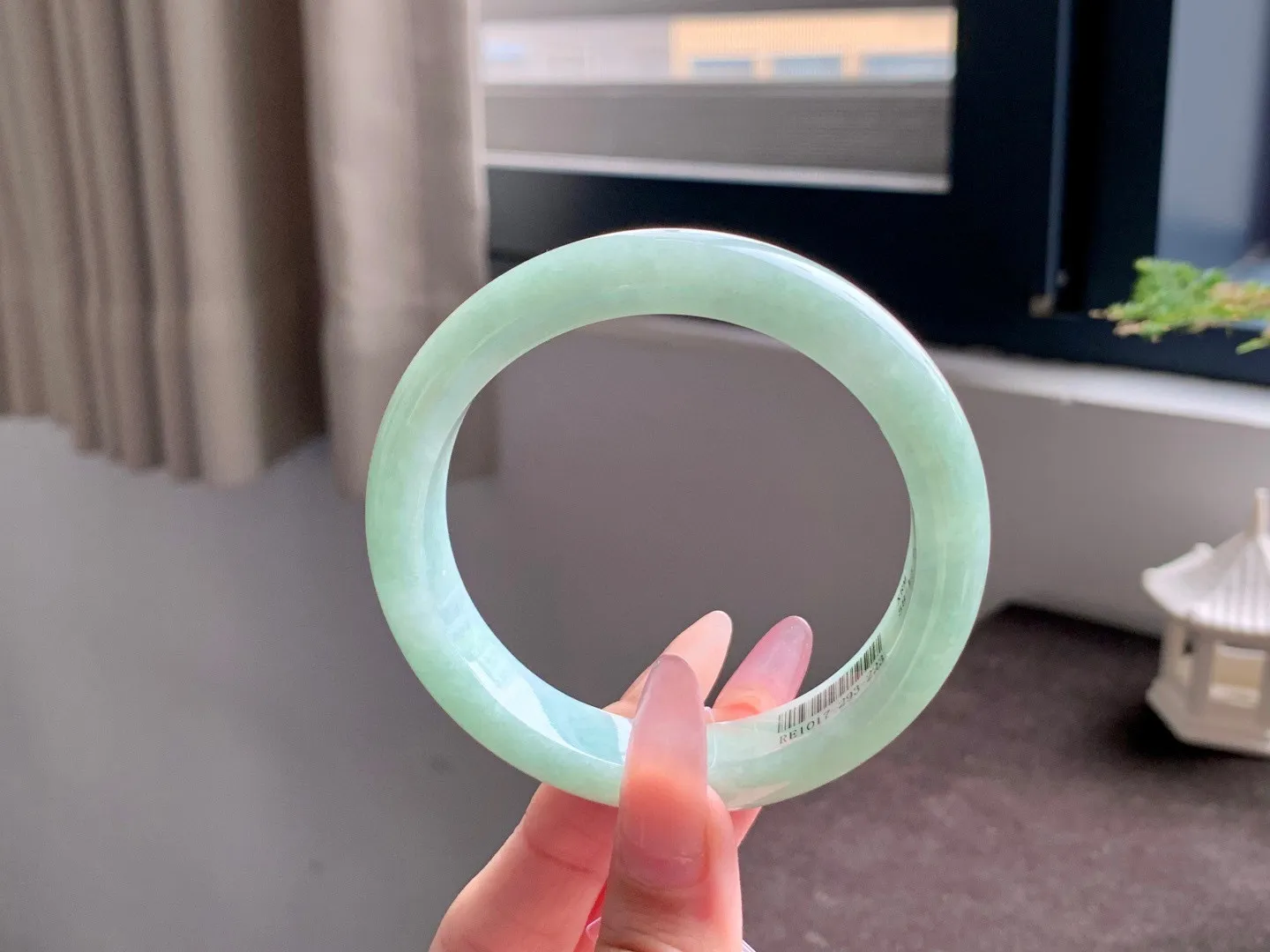 晴绿成品
⭕️58.2-12.9-8.8

散发着绿意的光芒，彷佛一片翠绿的森林色彩清新而生机盎然，像是春天的新绿，给人一种清凉和舒适的感觉