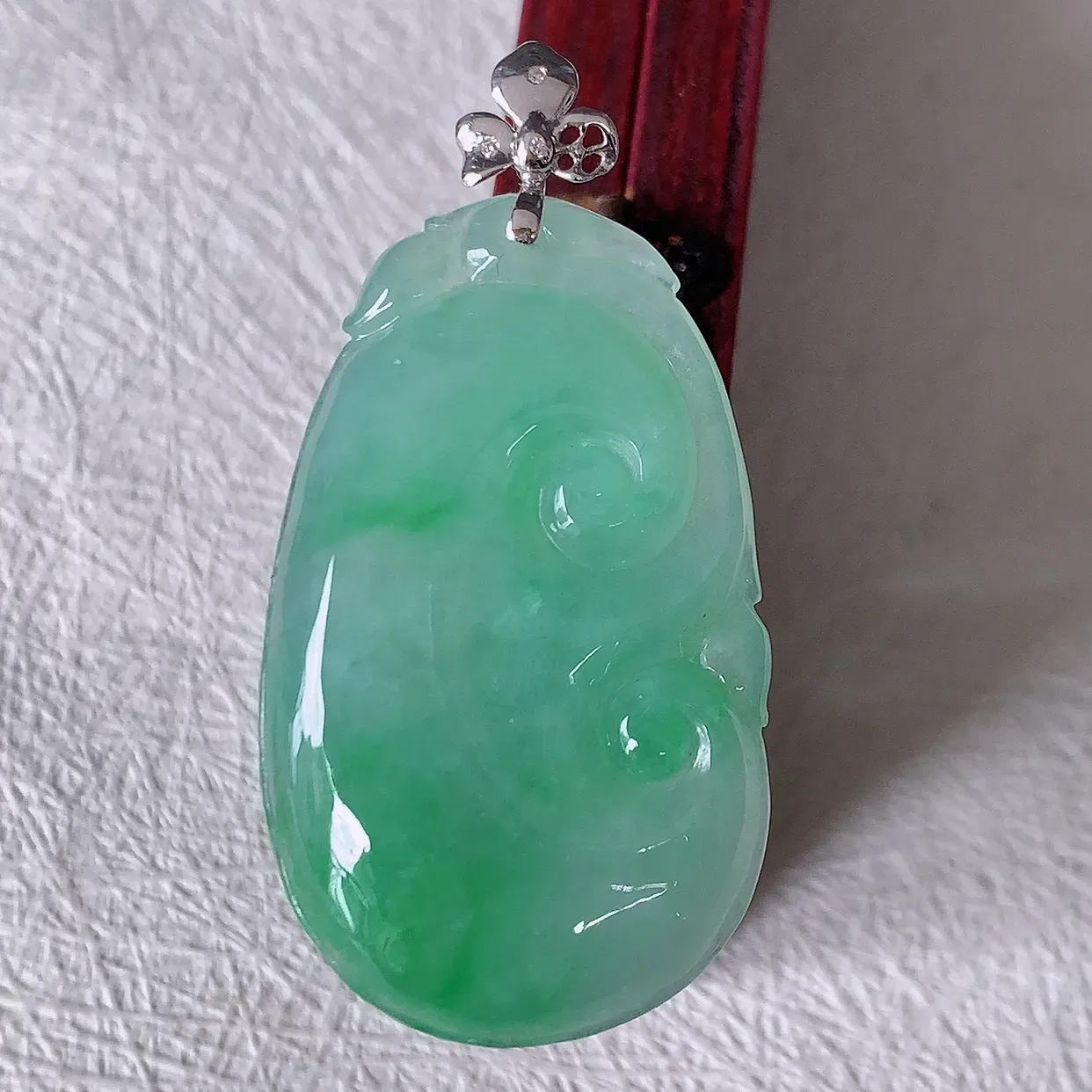 18K金镶嵌冰飘绿翡翠如意吊坠，简单的镶嵌设计、让玉坠百搭又精致，寓意着吉祥，事事如意！#83.22整体47裸裸39*23.8*5.6