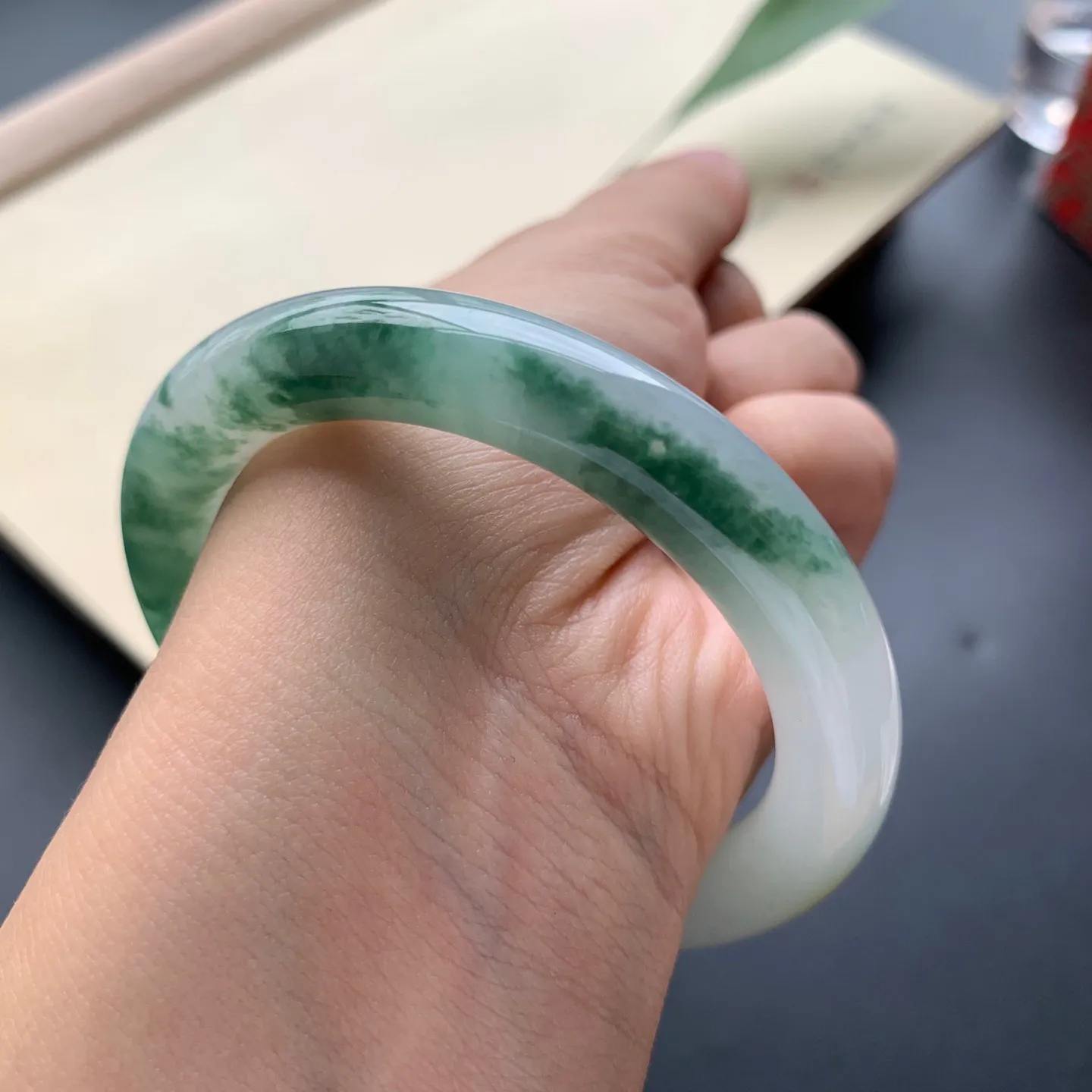 52.8圈口飘绿圆条手镯 尺寸：52.8-9.8-9.2，无纹裂，水润饱满，花色唯美