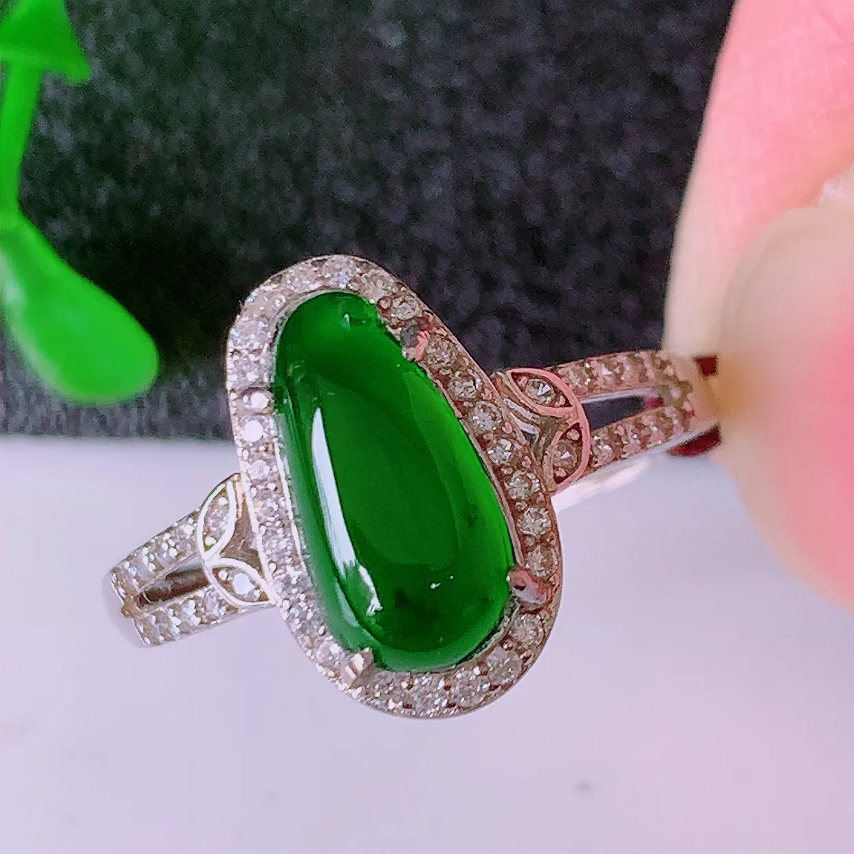 冰透满绿翡翠925银镶嵌福瓜戒指，自然光实拍，翠色灵动，颜色漂亮，种老水足，品相佳，佩戴佳品！#98.22（圈口可调大小）整体18*24.5*6裸裸11*5.5