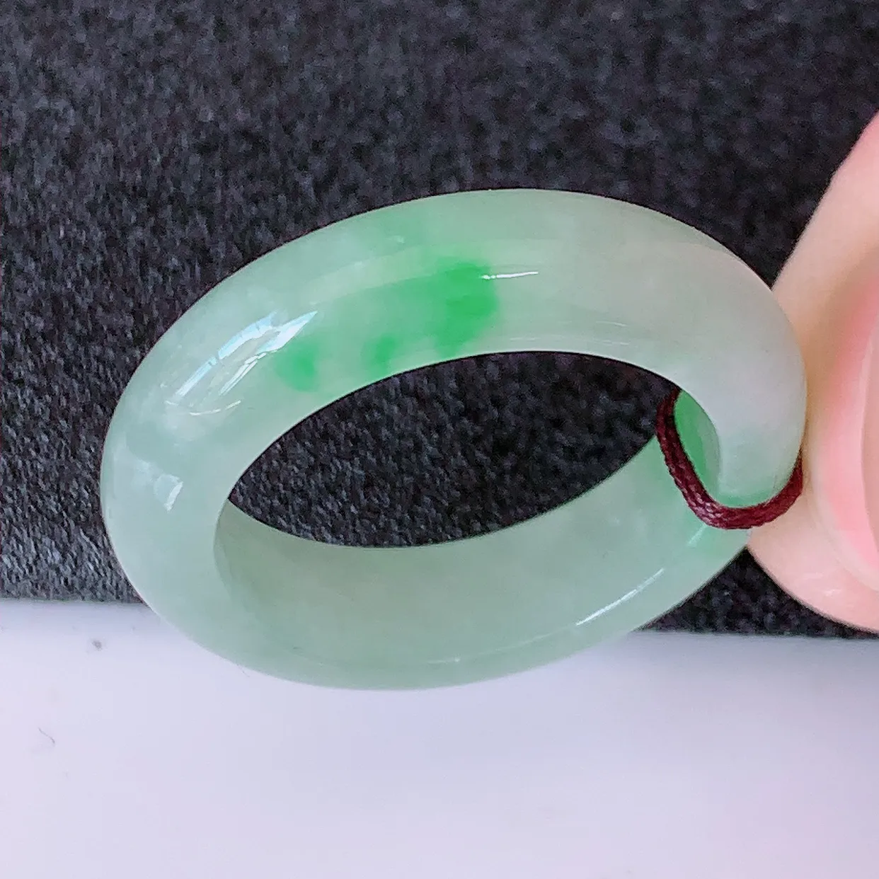 自然光实拍，19.2mm内径冰飘绿翡翠指环，玉戒指，玉质莹润，好精美好冰润的指环，20圈口，上手纤巧