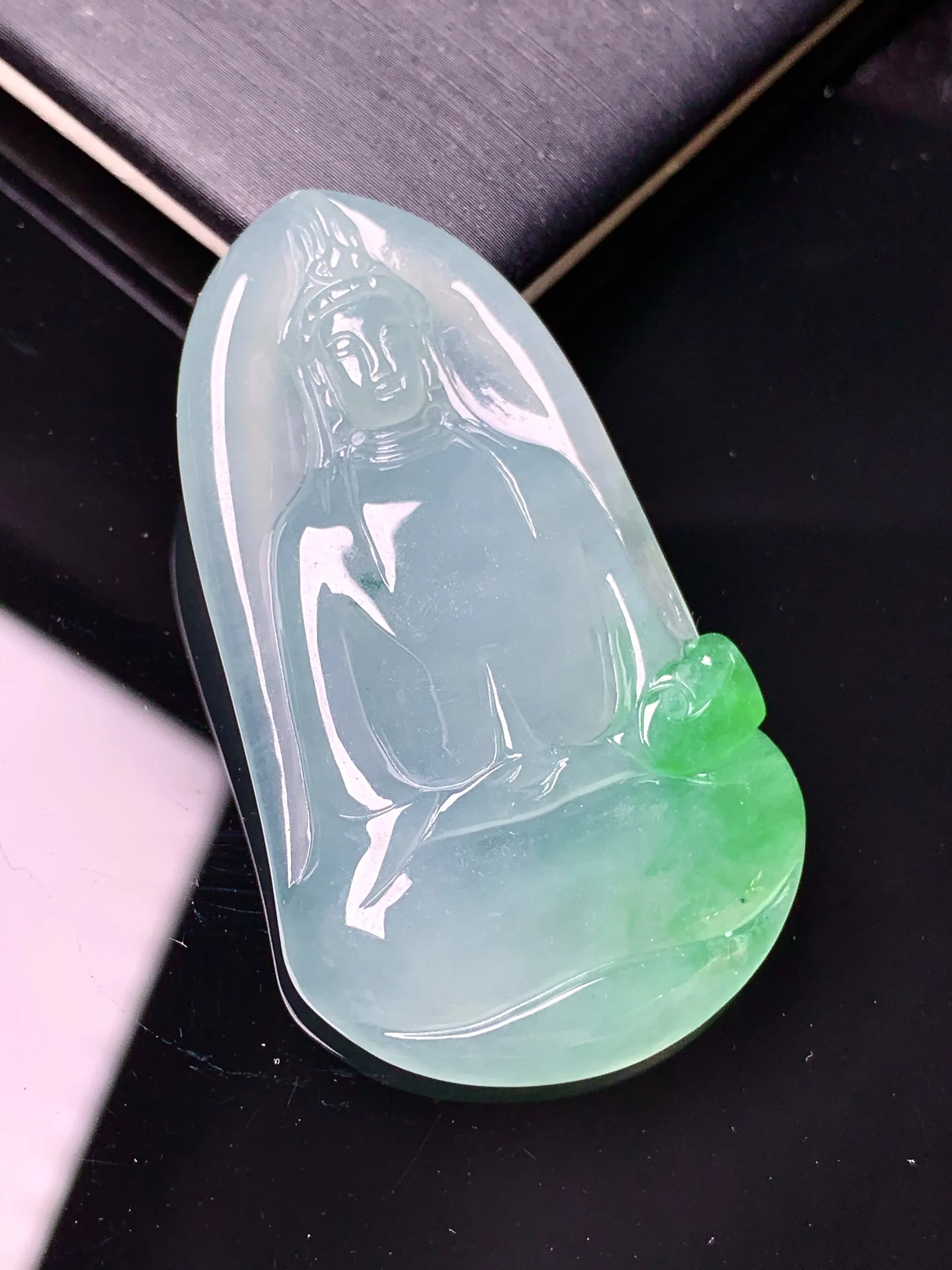 飘绿观音素衣吊坠 玉质细腻 色泽清新艳丽 整体尺寸46.8*26.5*5