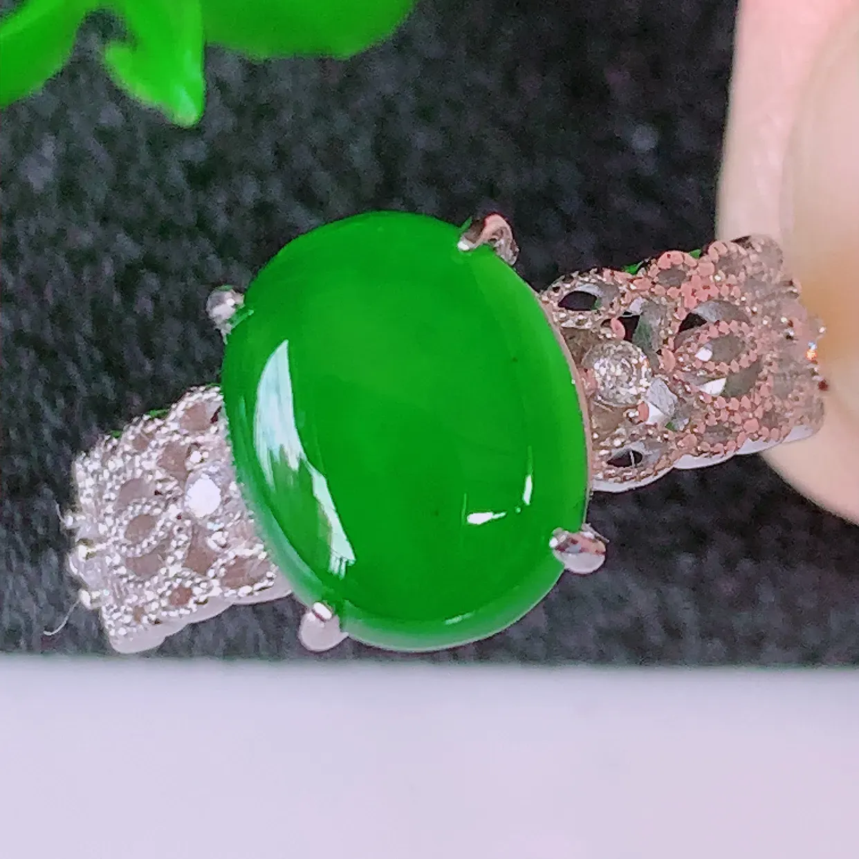 冰透满绿翡翠925银镶嵌戒指，自然光实拍，翠色灵动，颜色漂亮，种老水足，品相佳，佩戴佳品！#97.20（圈口可调大小）整体23*17*5裸10*8.5