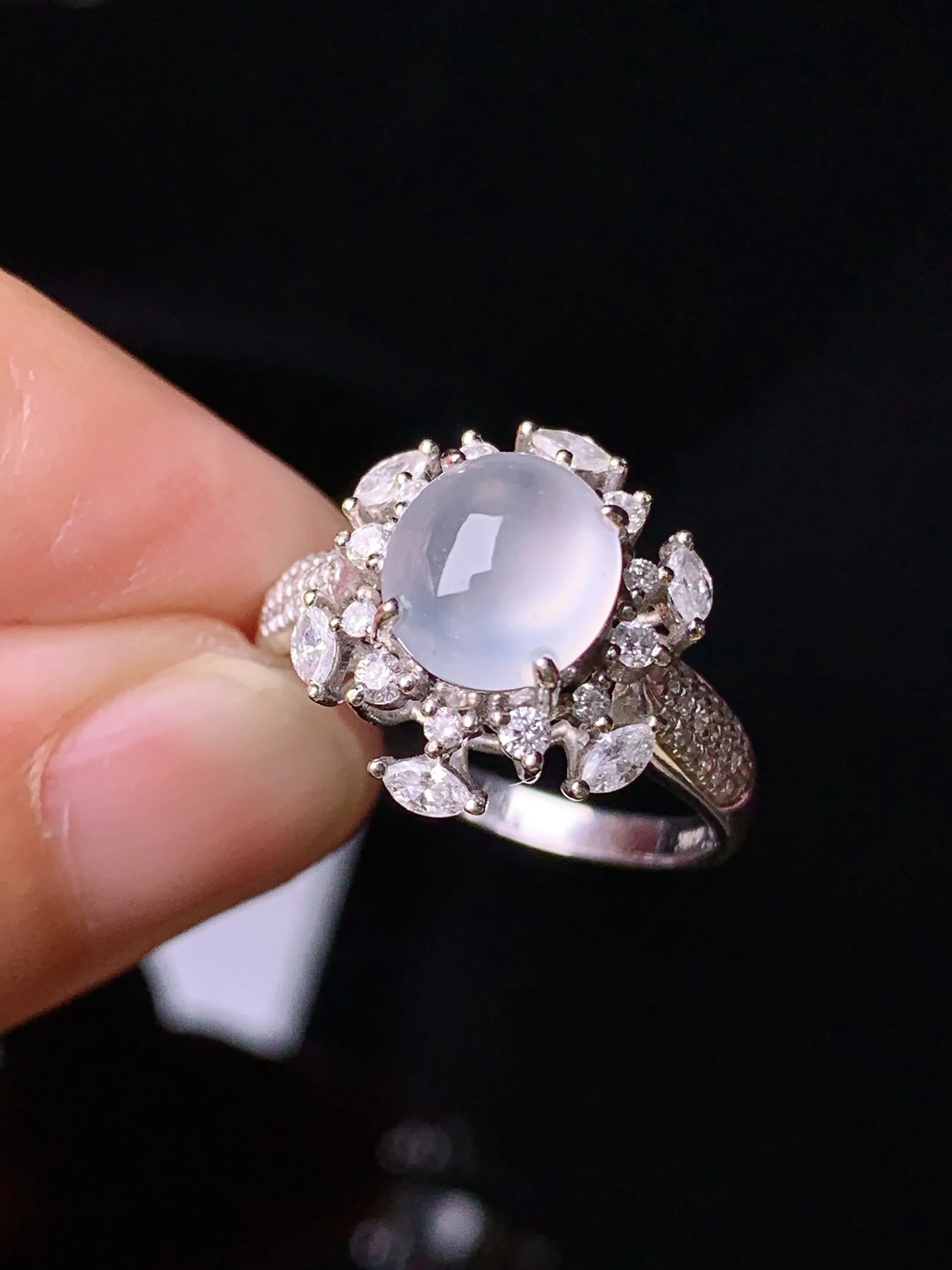 18k金钻镶嵌冰种蛋面戒指 玉质细腻 色泽清新艳丽 圈口14 整体尺寸14.3*12.7*9