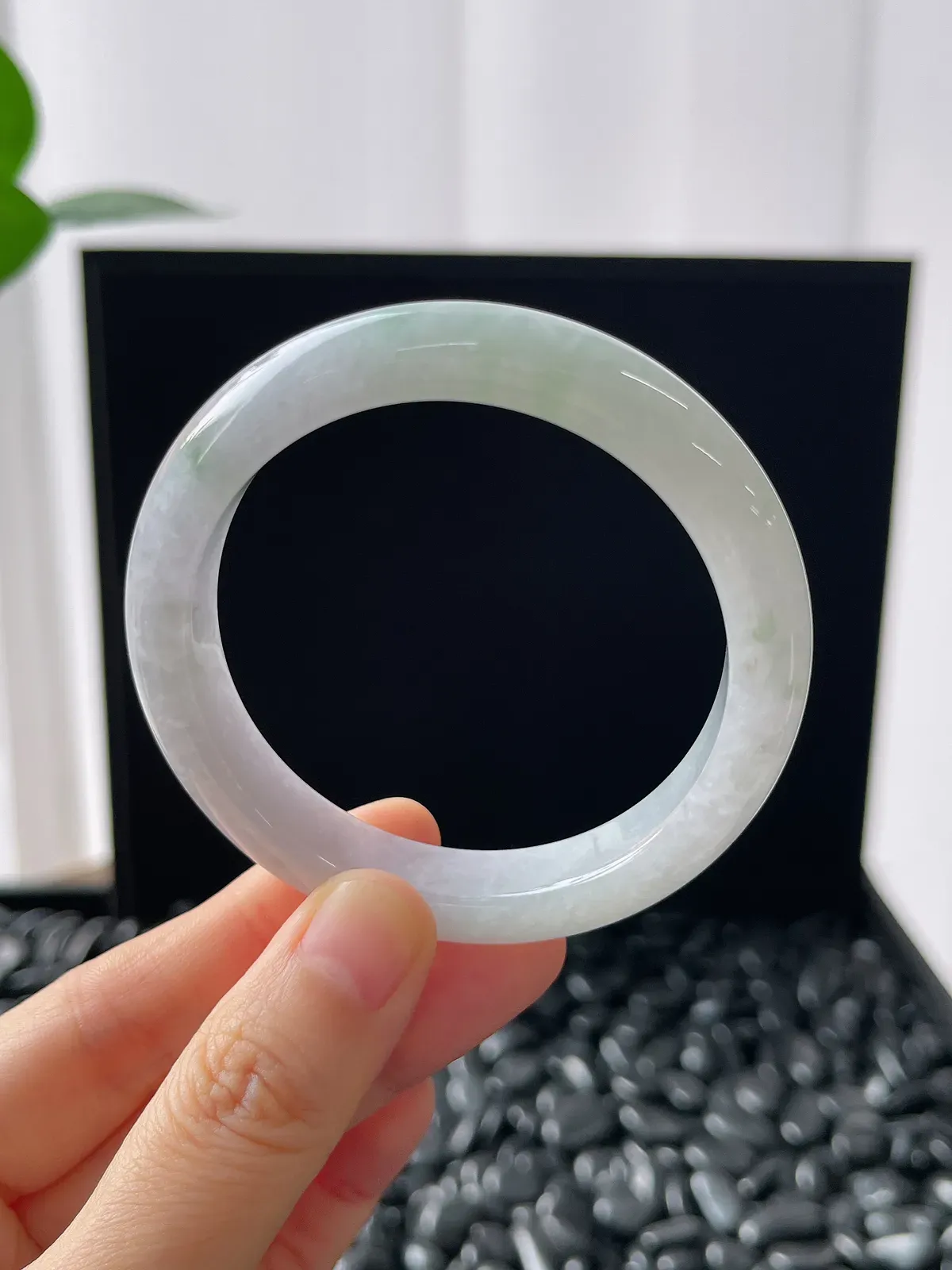 正圈52圈口，翡翠糯化种飘绿手镯