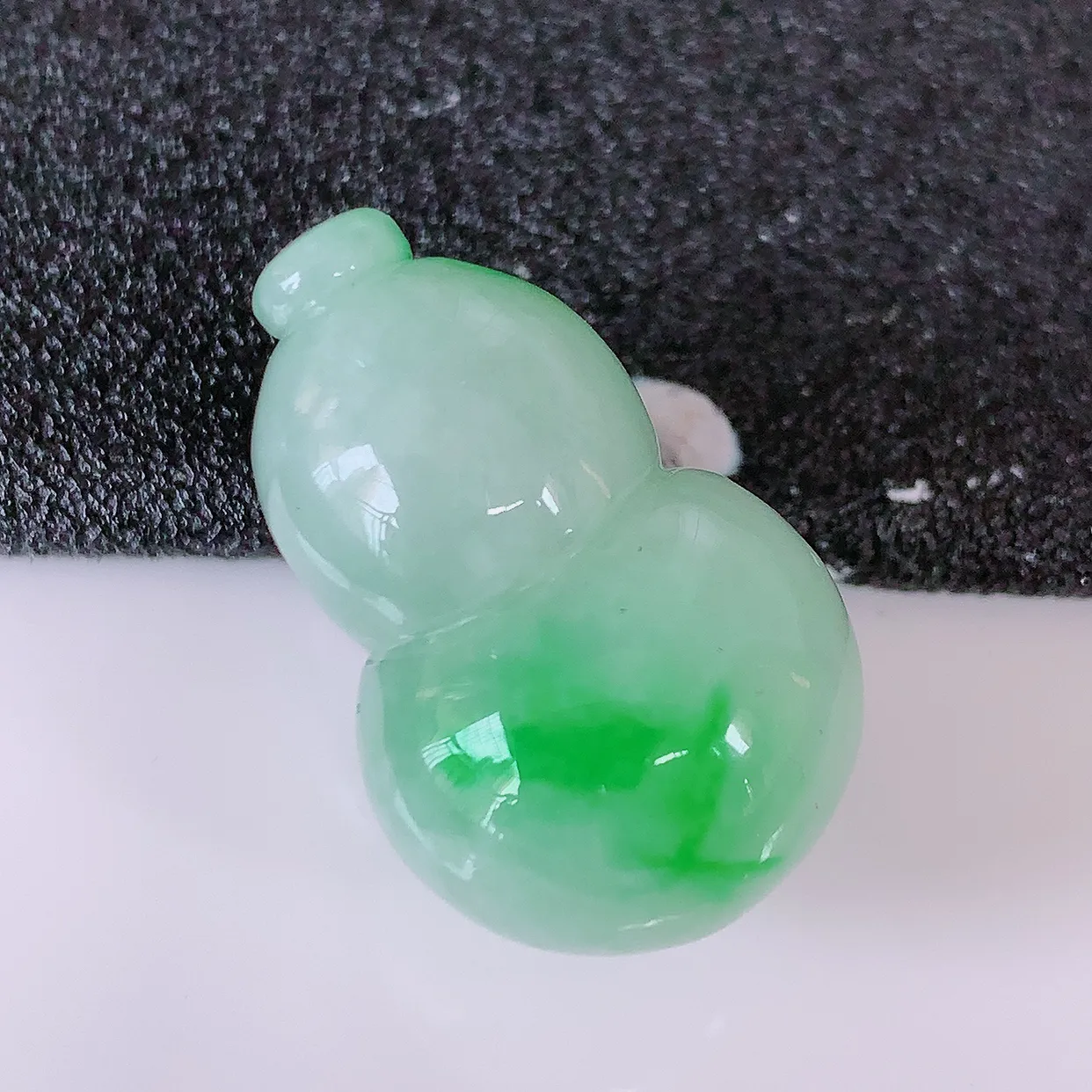 自然光实拍，冰润飘阳绿翡翠葫芦蛋面，种老水足，雕工精湛 ，寓意美好，镶嵌更靓， 佩戴时尚出众！#05.20
