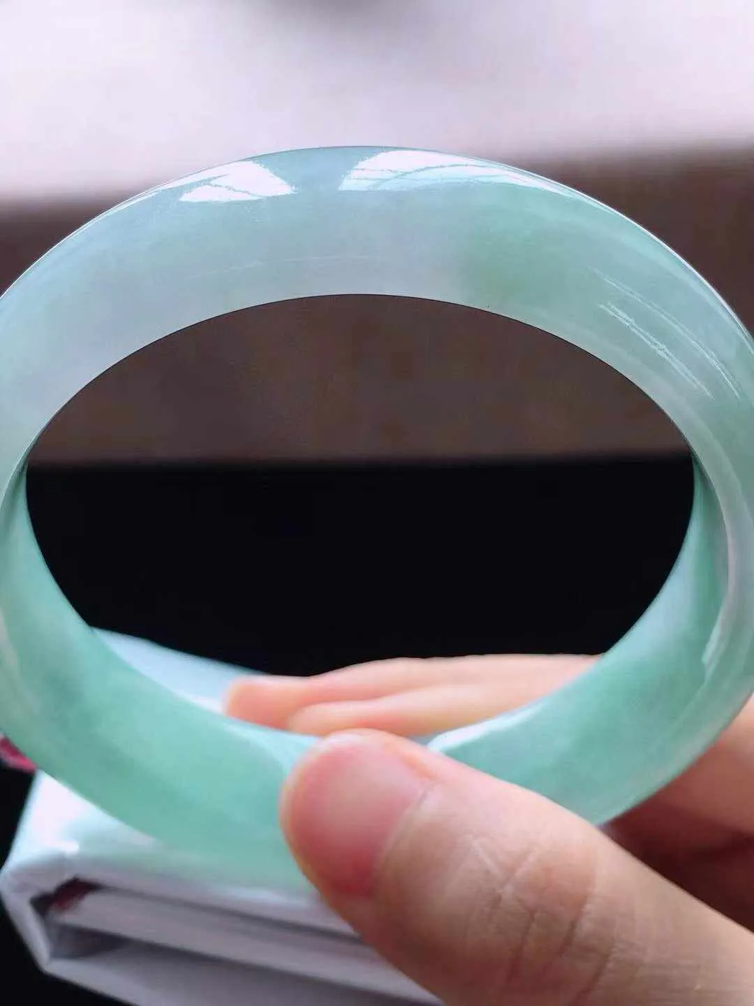 【翡翠名称】老种冰飘绿59.3正圈口翡翠手镯
【翡翠尺寸】59.3*15.8*7.5mm适合58-60.5正圈口佩戴
【翡翠描述】缅甸天然翡翠A货，种老水足，玉质细腻，色泽靓丽，性价比高，佩戴效果好！