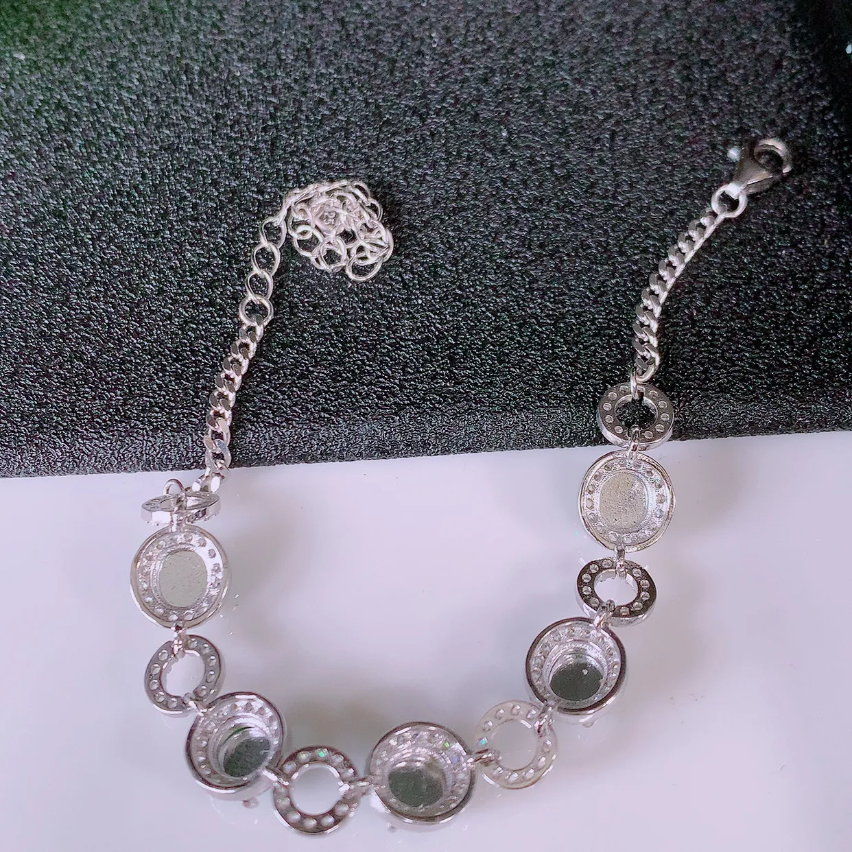 冰透满绿翡翠925银镶嵌手链，自然光实拍，翠色灵动，颜色漂亮，种老水足，品相佳，佩戴佳品！#97.20取一整体8*7.5*5.2 裸石5.2*5.2