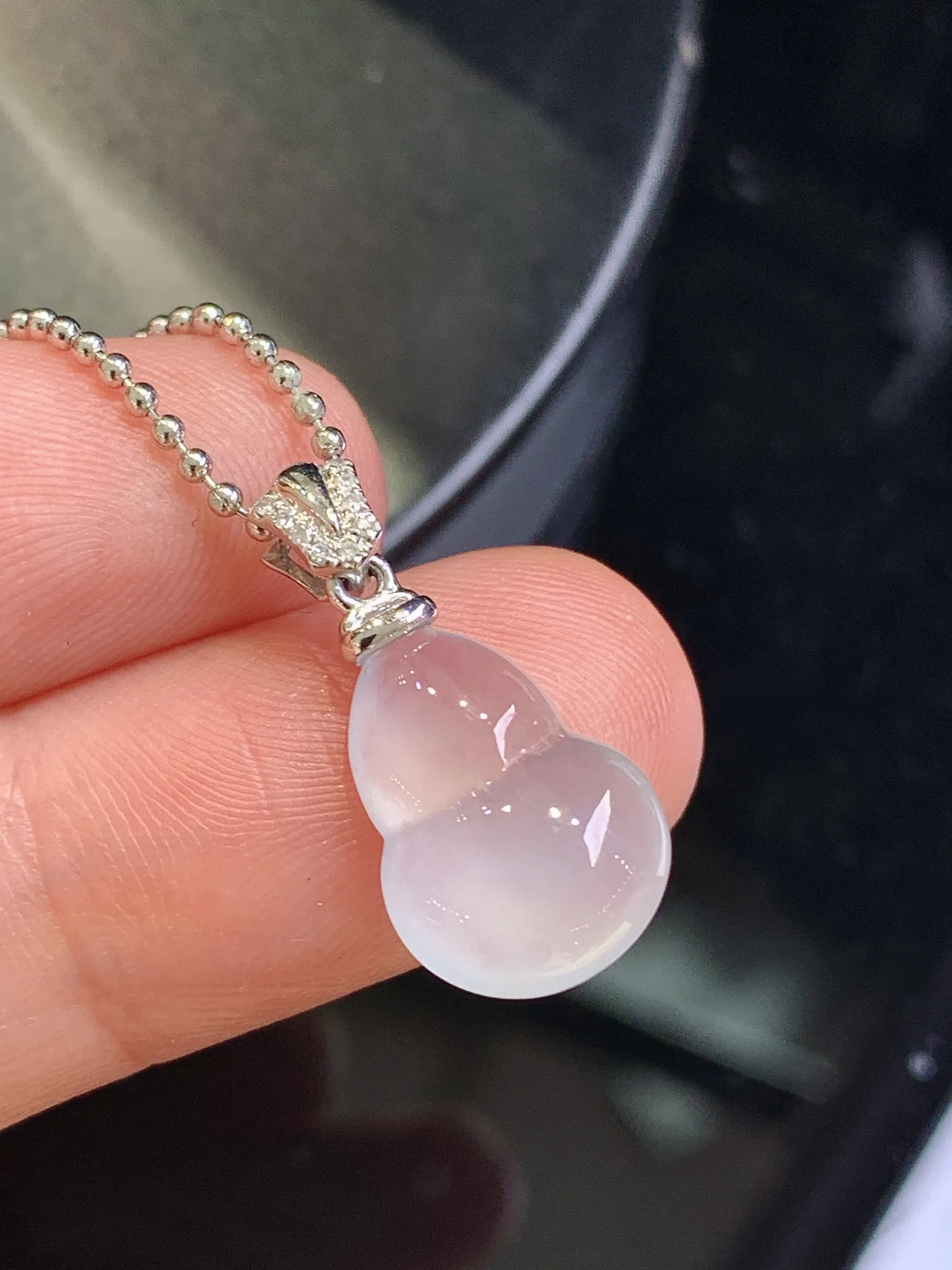 18k金钻镶嵌冰种葫芦吊坠 玉质细腻 色泽清新艳丽 整体尺寸19.8*9.8*4.5