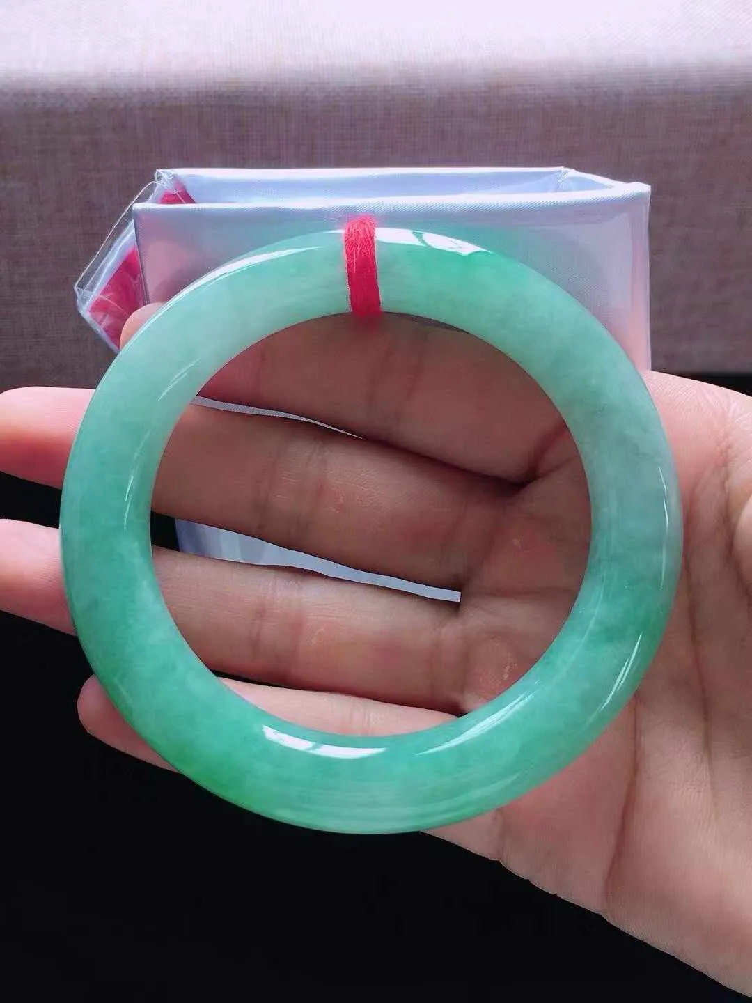 【翡翠名称】老种冰飘绿57.3圈口圆条翡翠手镯
【翡翠尺寸】57.3*11.2*11.2mm适合57.3-59.6正圈口佩戴
【翡翠描述】缅甸天然翡翠A货，种老水足，玉质细腻，色泽靓丽，性价比高，佩戴效果好！