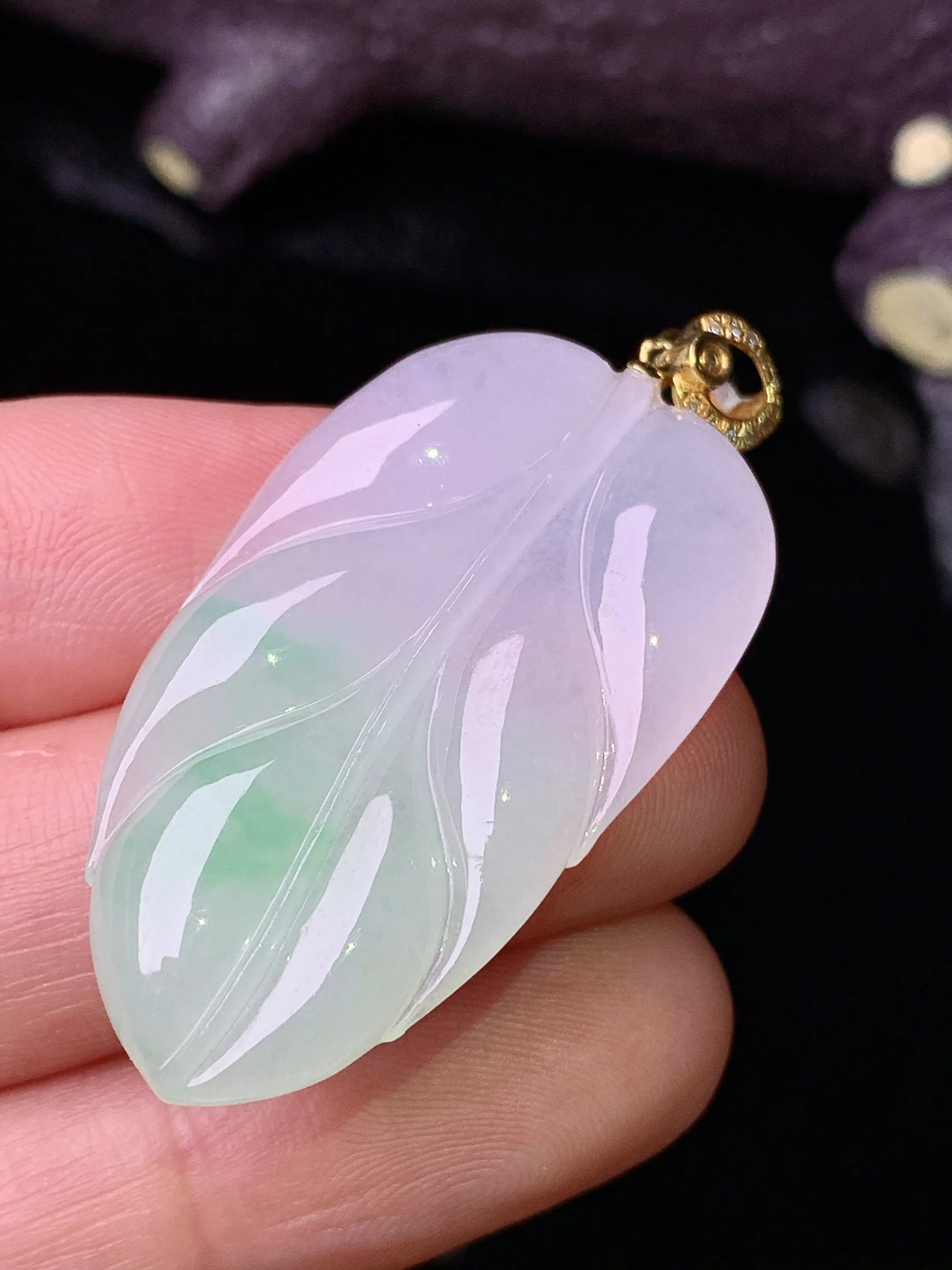 18k金镶嵌飘绿树叶吊坠 玉质细腻 色泽清新艳丽 整体尺寸43.5*20.6*4.8