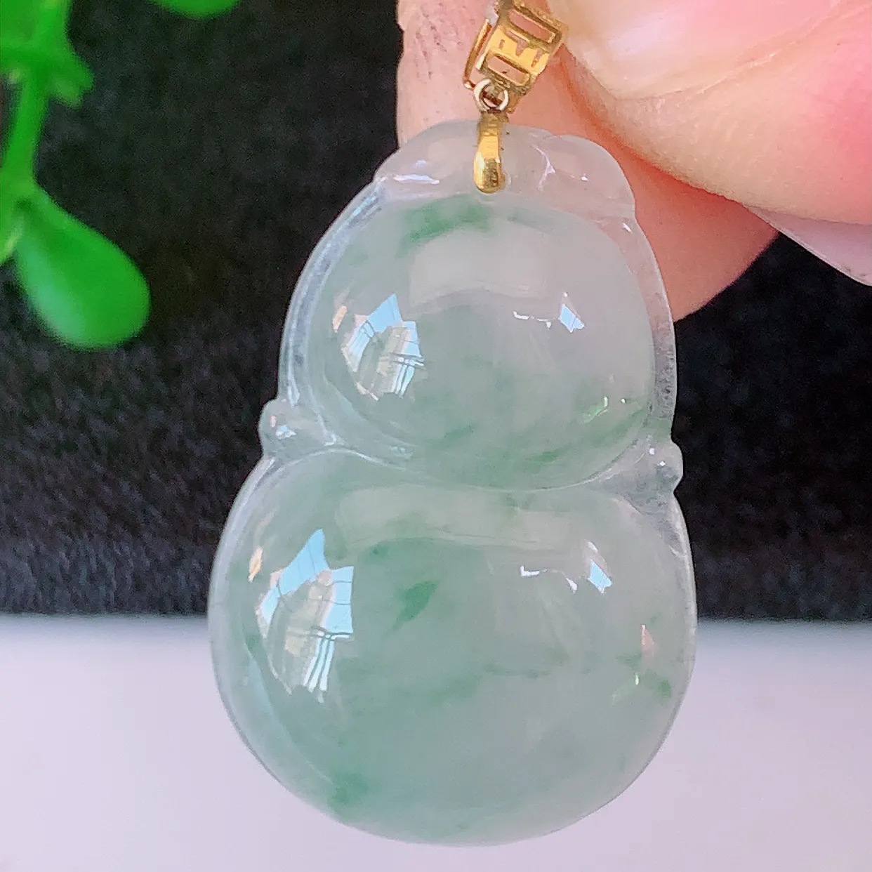 18K金镶嵌冰种飘花葫芦翡翠吊坠，葫芦寓意福禄双全，财源滚滚，佩戴效果优雅迷人！#49.20