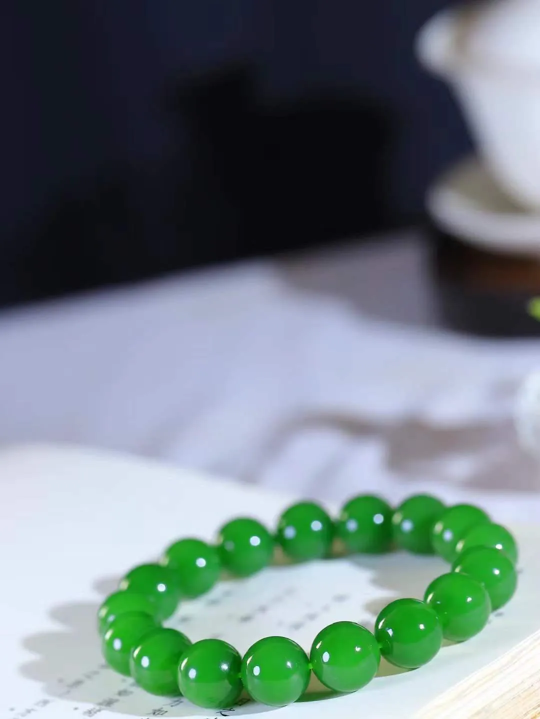 【珠圆玉润.手串】

收藏级和田玉碧玉珠圆玉润手串 玉质温润细腻  整串打磨圆润，佩戴舒适。珠珠落