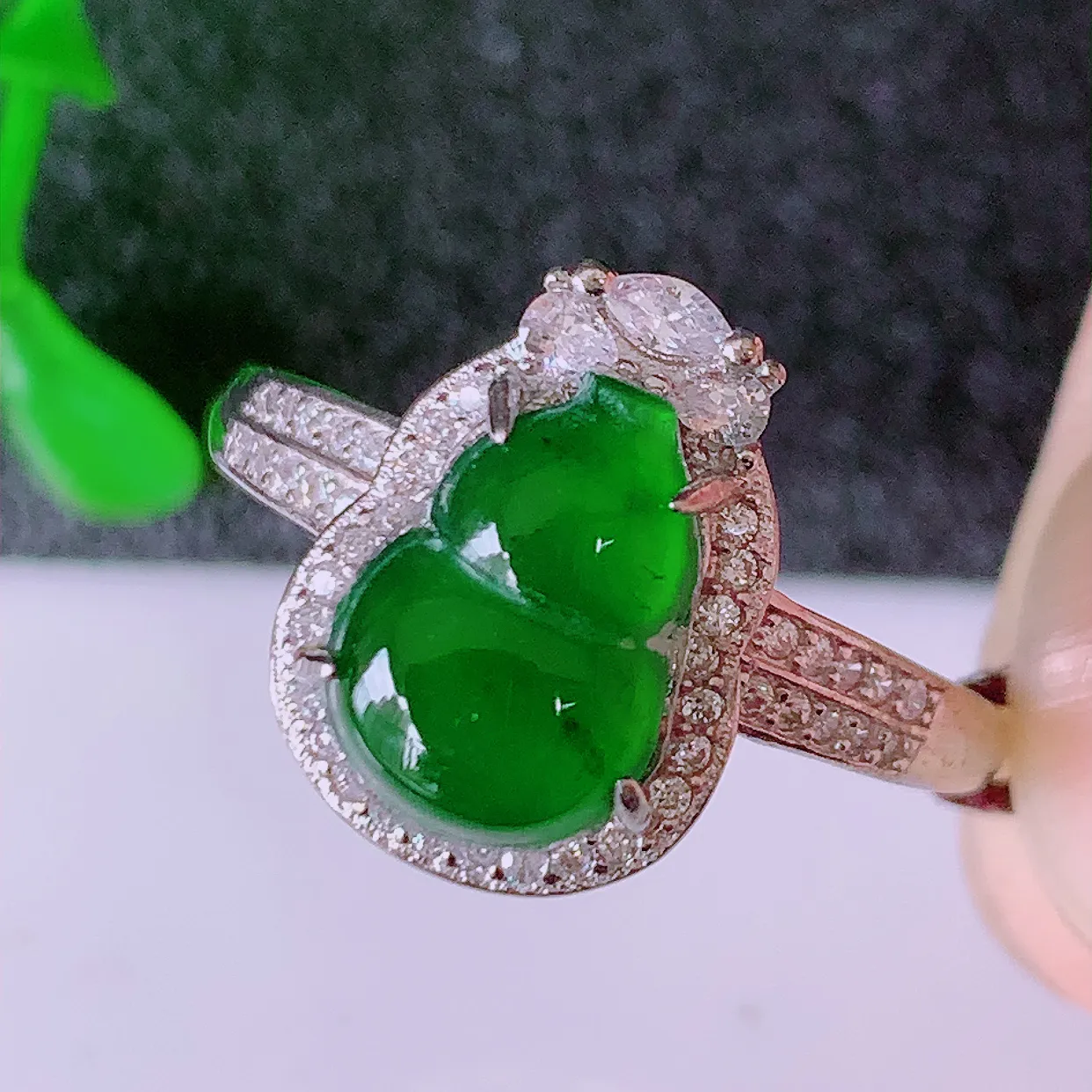 冰透满绿翡翠925银镶嵌葫芦戒指，自然光实拍，翠色灵动，颜色漂亮，种老水足，品相佳，佩戴佳品！#98.22（圈口可调大小）整体17.5*23.8-5.5裸石9.5*7