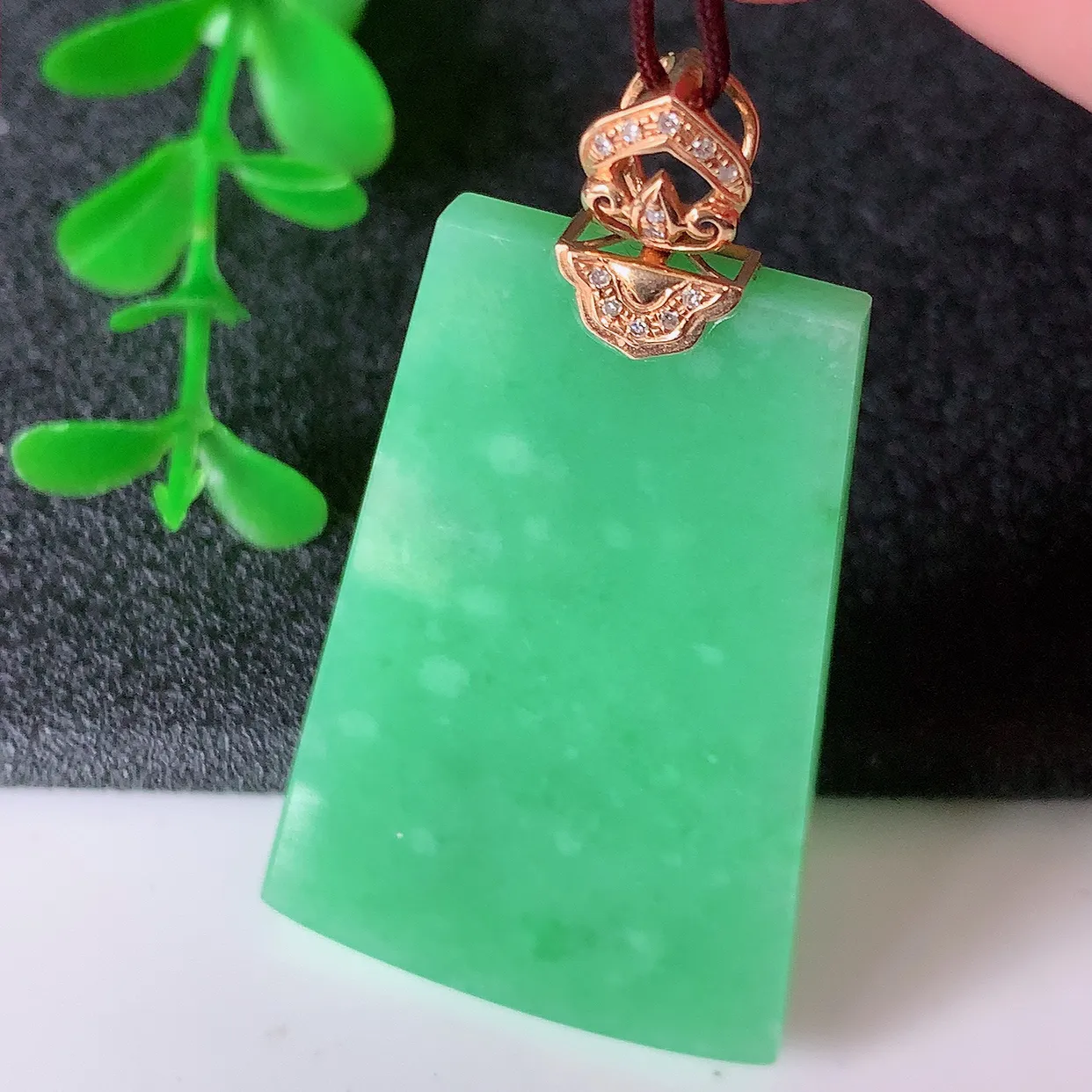 自然光实拍，18K金镶嵌水润满绿翡翠平安无事牌吊坠，翡翠无事牌，平平安安，无事牌翠色灵动，佩戴平安时尚！#83.22整体46.5*25.5*5裸裸38*25.5