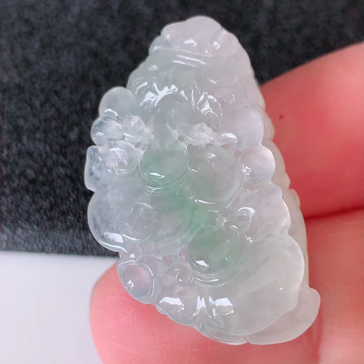 自然光实拍，冰种翡翠招财貔貅吊坠，民间有“一摸貔貅运程旺盛，再摸貔貅财运滚滚，三摸貔貅平步青云 ”的美好祝愿。#01.22
