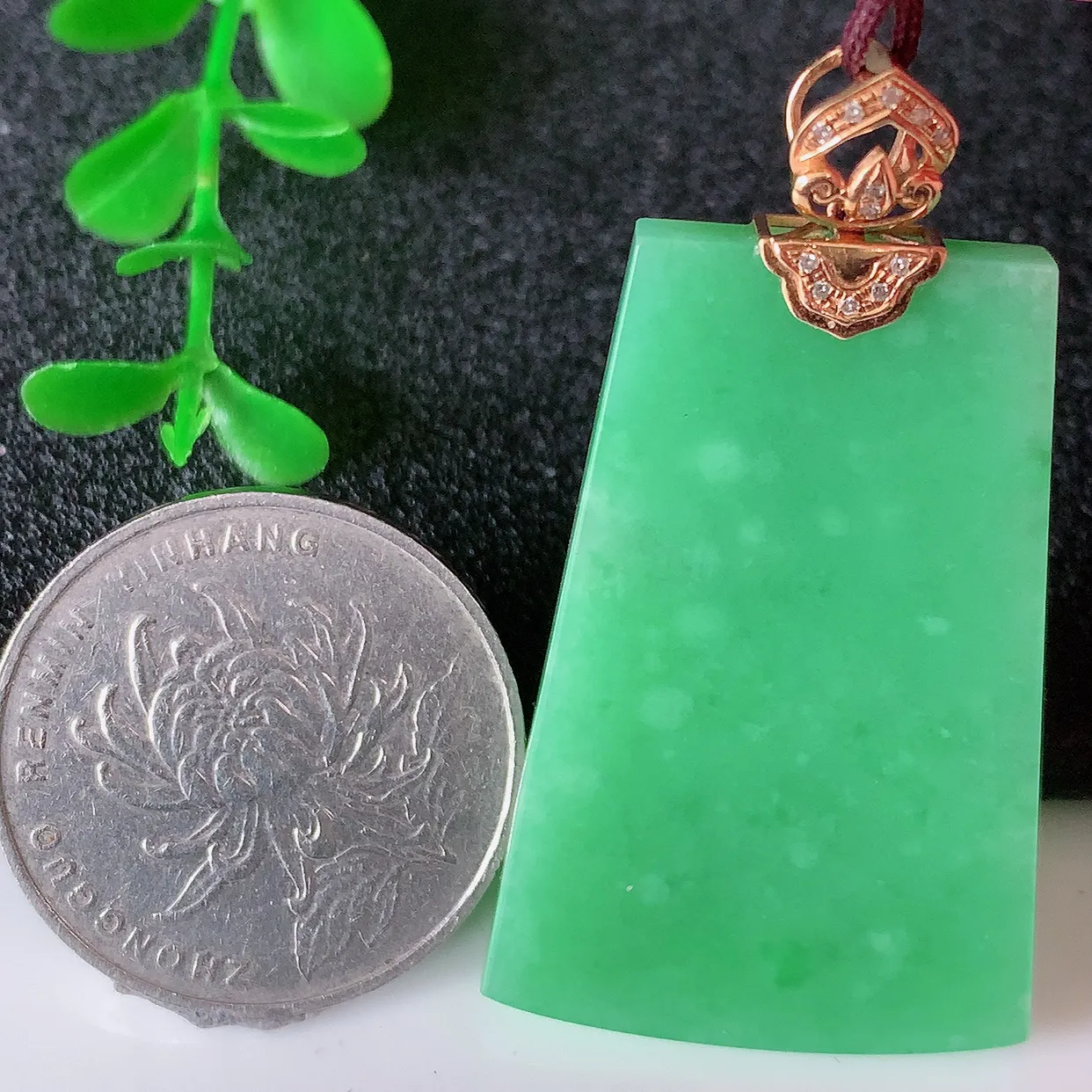 自然光实拍，18K金镶嵌水润满绿翡翠平安无事牌吊坠，翡翠无事牌，平平安安，无事牌翠色灵动，佩戴平安时尚！#83.22整体46.5*25.5*5裸裸38*25.5
