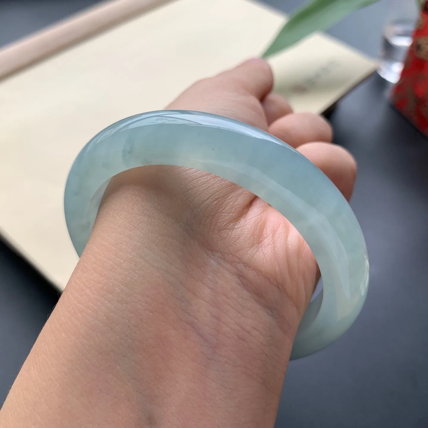 54.8圈口冰底色正圈手镯 尺寸：54.8-10.5-7.8，无纹裂，水润光滑，色泽亮丽