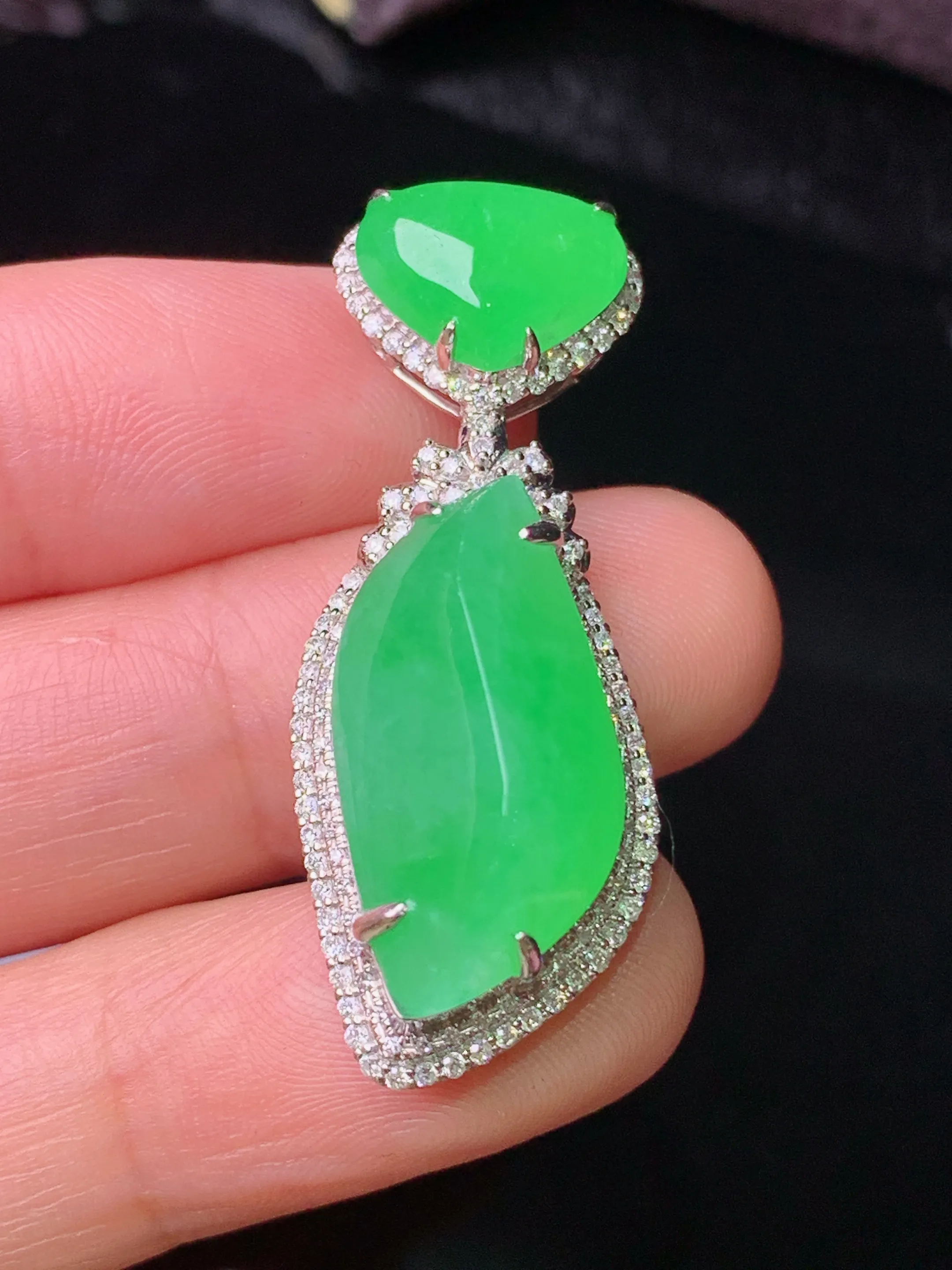 18k金钻镶嵌翠绿随形吊坠 玉质细腻 色泽清新艳丽 整体尺寸38.5*14.2*11.2