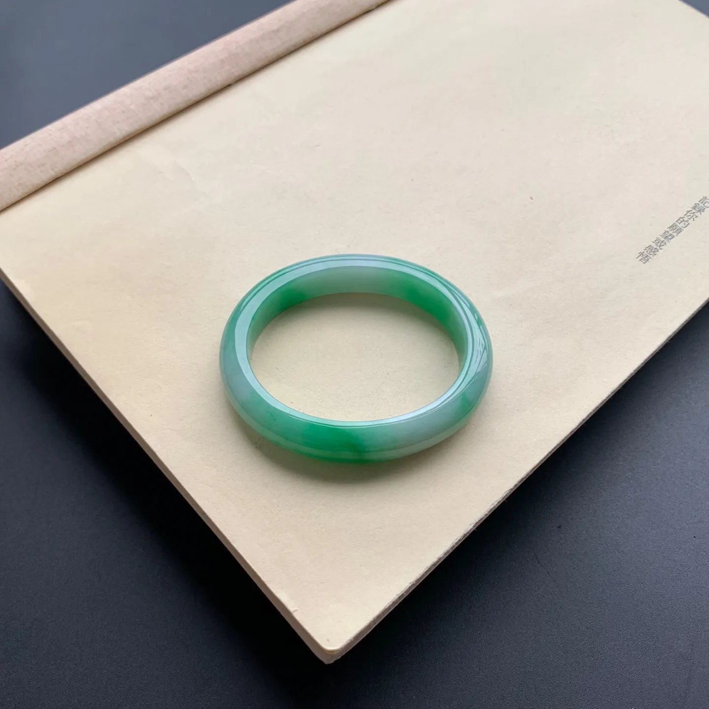 54.2圈口辣绿贵妃手镯 尺寸：54.2-45.3-11.2-7.5，无纹裂，细腻光滑，色辣靓丽