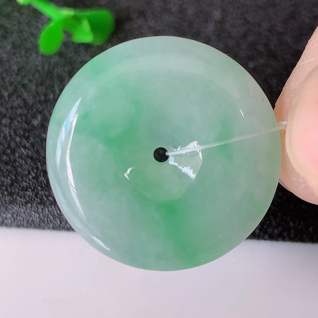 自然光实拍，冰飘绿翡翠平安扣吊坠，玉扣，平安是福；很美的料子，平安扣佩戴优雅迷人！#49.22