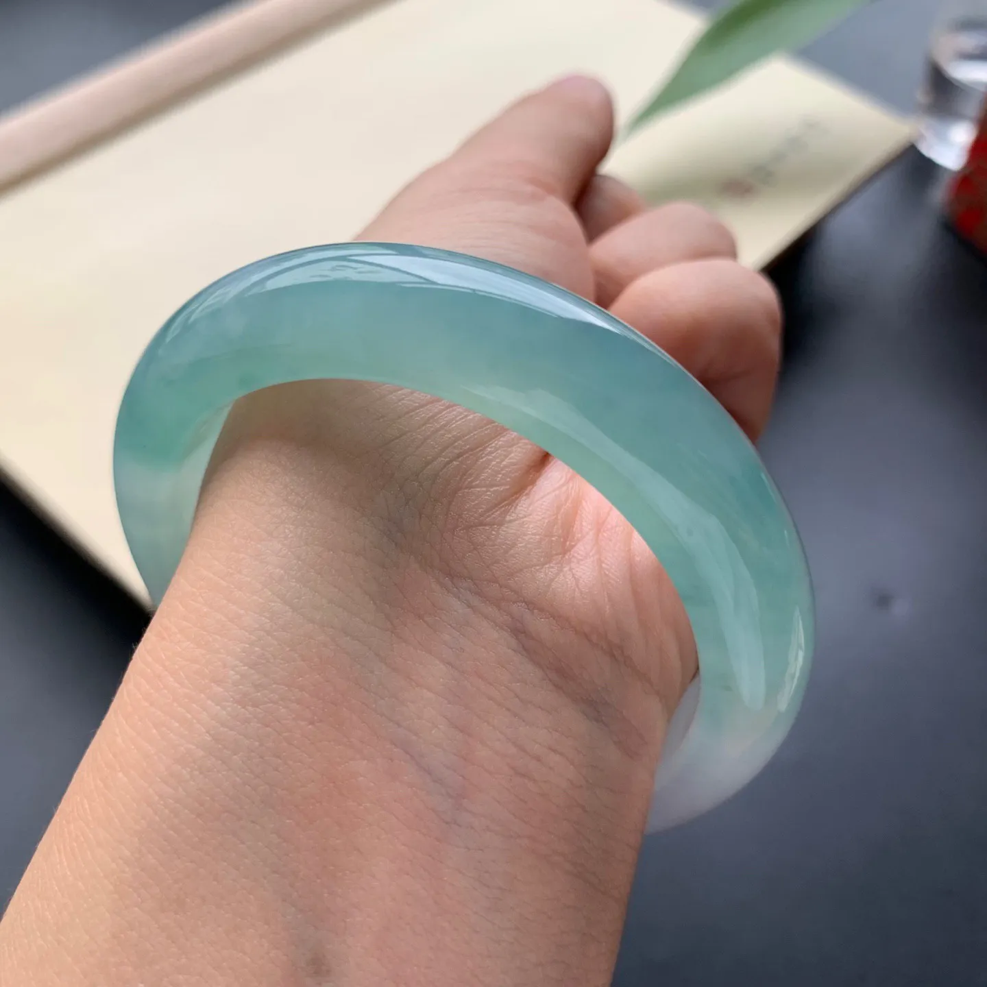 53.6圈口冰蓝底正圈手镯 尺寸：53.6-12.5-8.8，无纹裂，水润起胶，优雅迷人