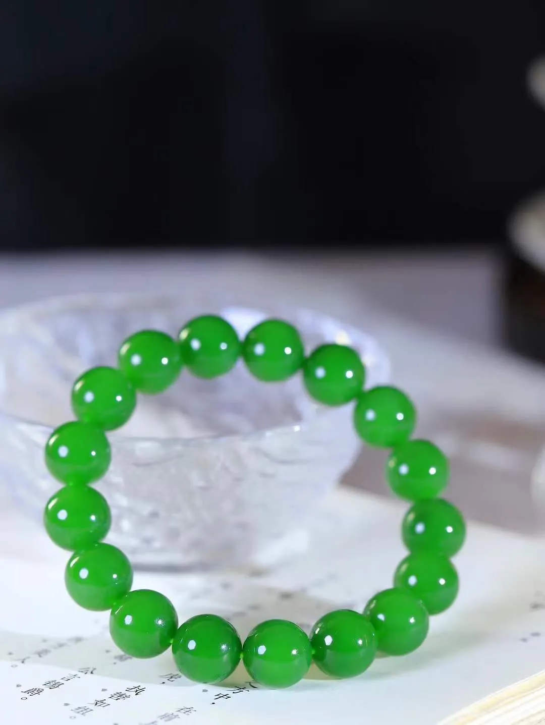 【珠圆玉润.手串】

收藏级和田玉碧玉珠圆玉润手串 玉质温润细腻  整串打磨圆润，佩戴舒适。珠珠落玉盘，间关莺语花底滑，一生美好时光，无论身在何处，都有它相伴相守。事事顺遂，幸福美满，吉祥如意。重46.7克   尺寸取一12mm   FDL-691152300