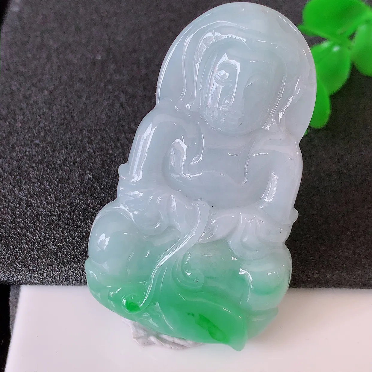 自然光实拍，冰润飘绿翡翠观音菩萨吊坠，赐福观音，玉润通透，慈祥端庄！#46.22