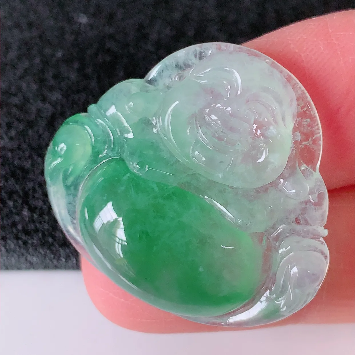 自然光实拍，冰种飘绿翡翠佛公吊坠，饱满， 佛公亦保平安，寓意有福（佛公）相伴，配戴优雅迷人！#02.