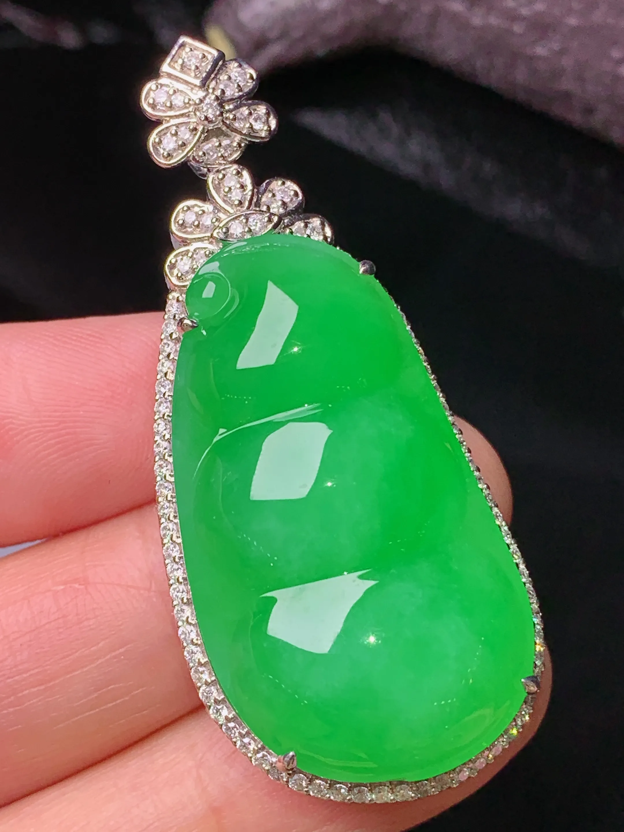 18k金钻镶嵌满绿四季豆吊坠 玉质细腻 色泽清新艳丽 整体尺寸50.2*22*12