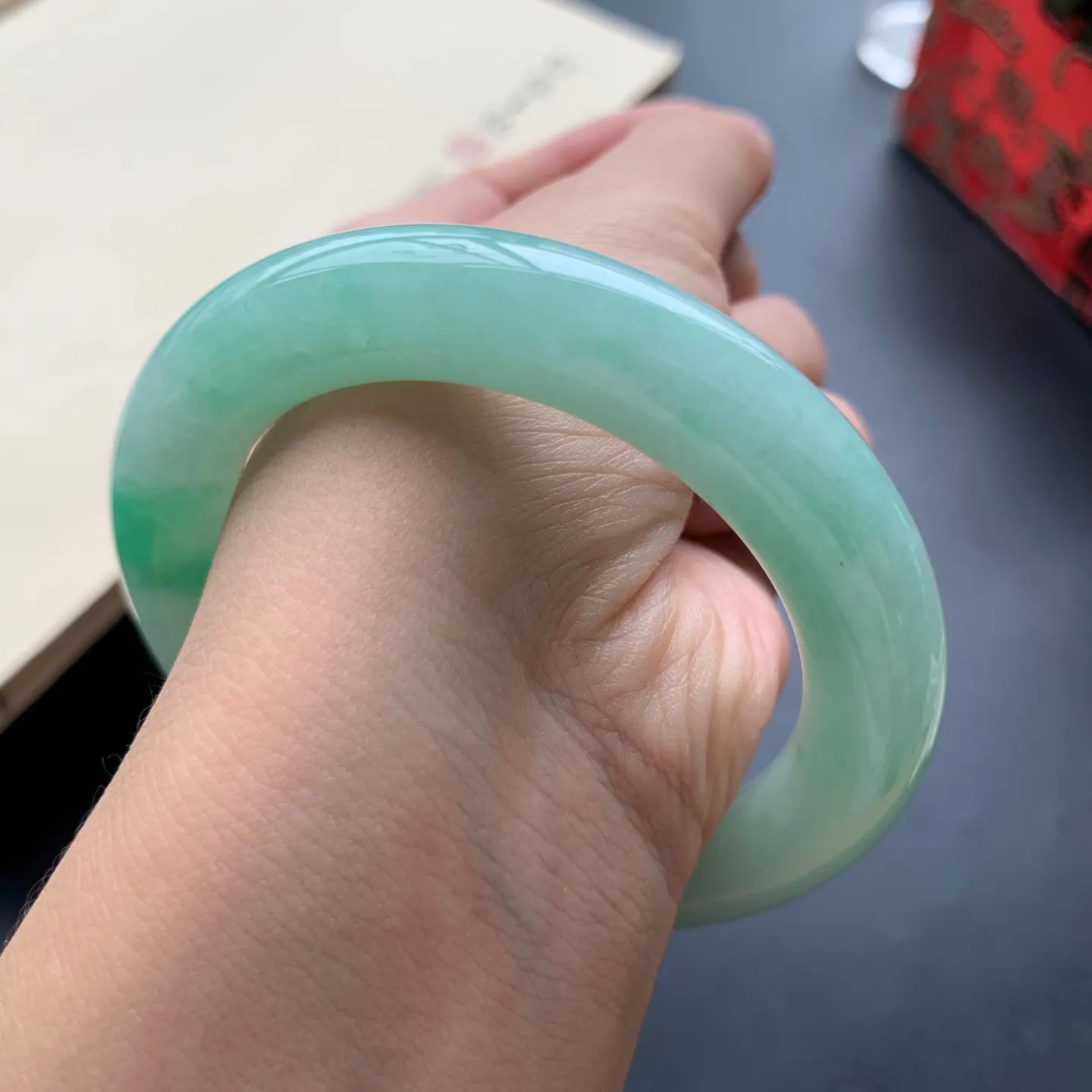 53.8圈囗飘绿圆条手镯 尺寸：53.8-10.8，细腻光滑，条形饱满