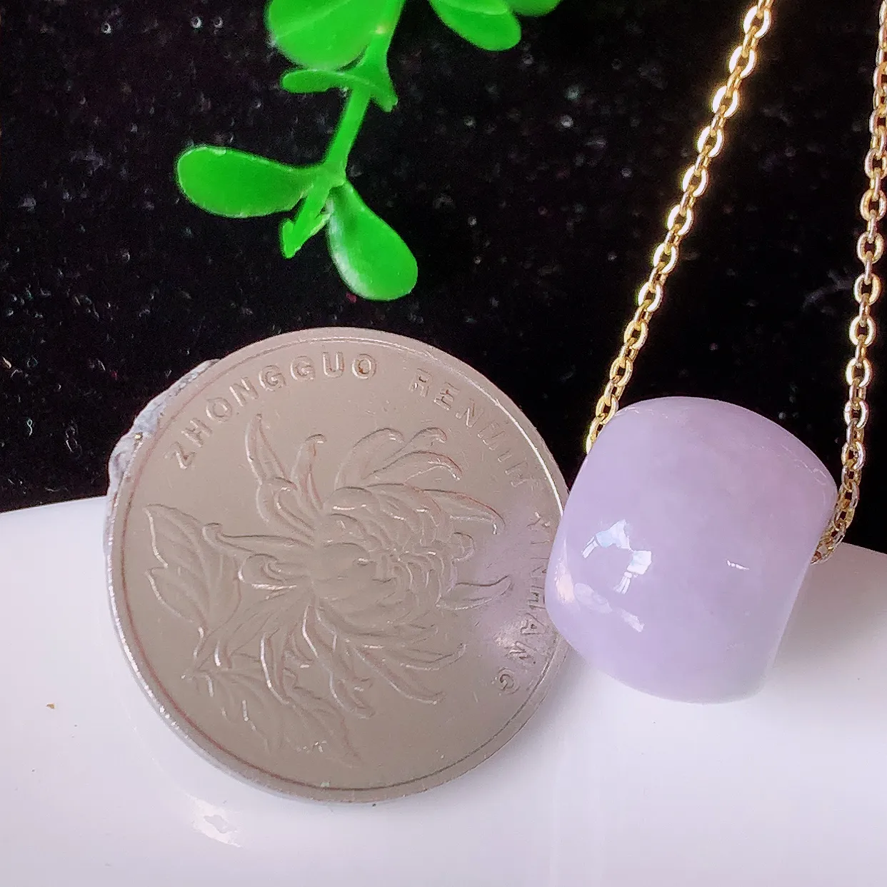 自然光实拍，冰润紫罗兰翡翠路路通吊坠，寓意时来运转、财源滚滚，款式新颖时尚，日常百搭的款！配图银链#57.22