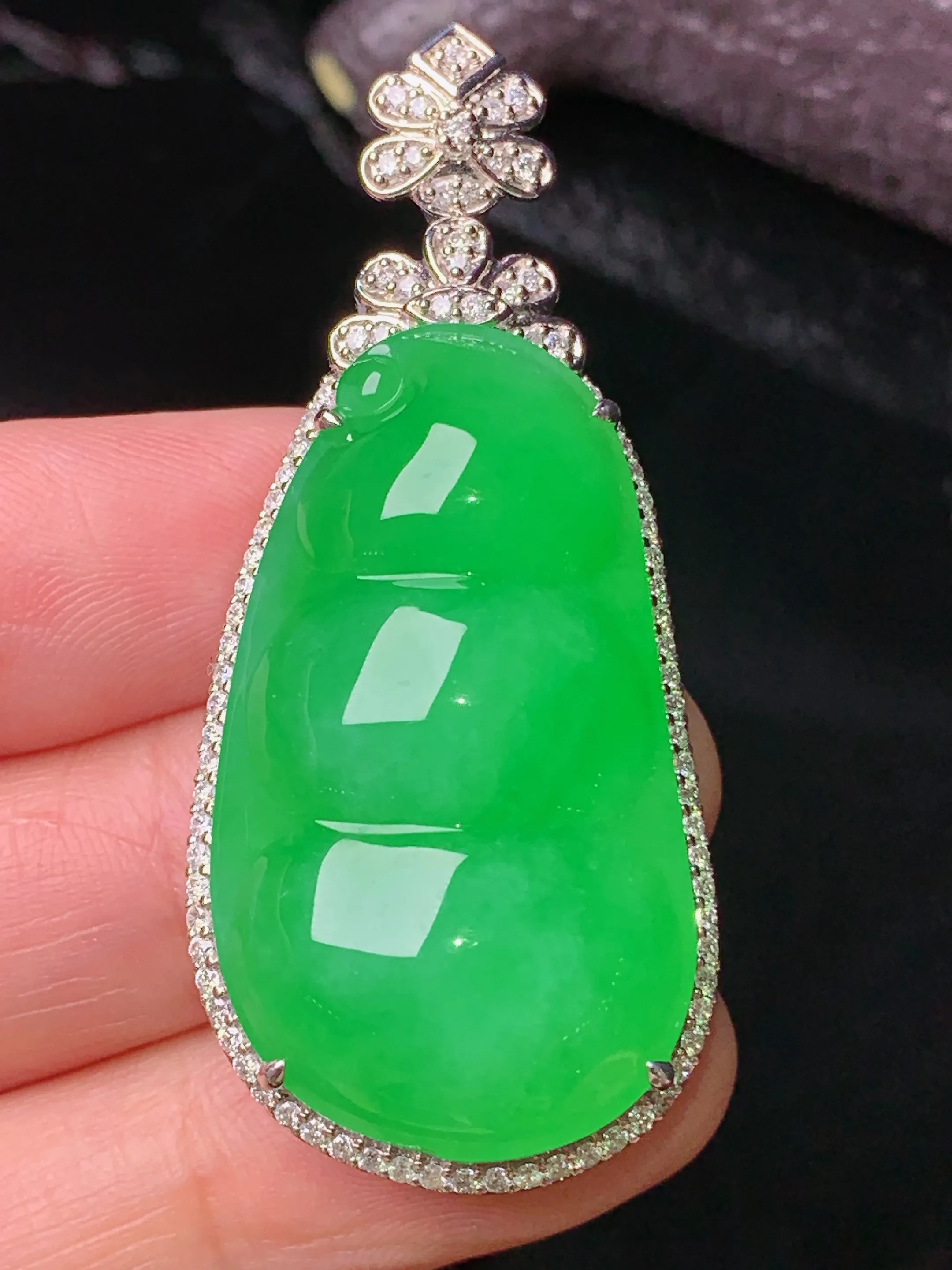 18k金钻镶嵌满绿四季豆吊坠 玉质细腻 色泽清新艳丽 整体尺寸50.2*22*12