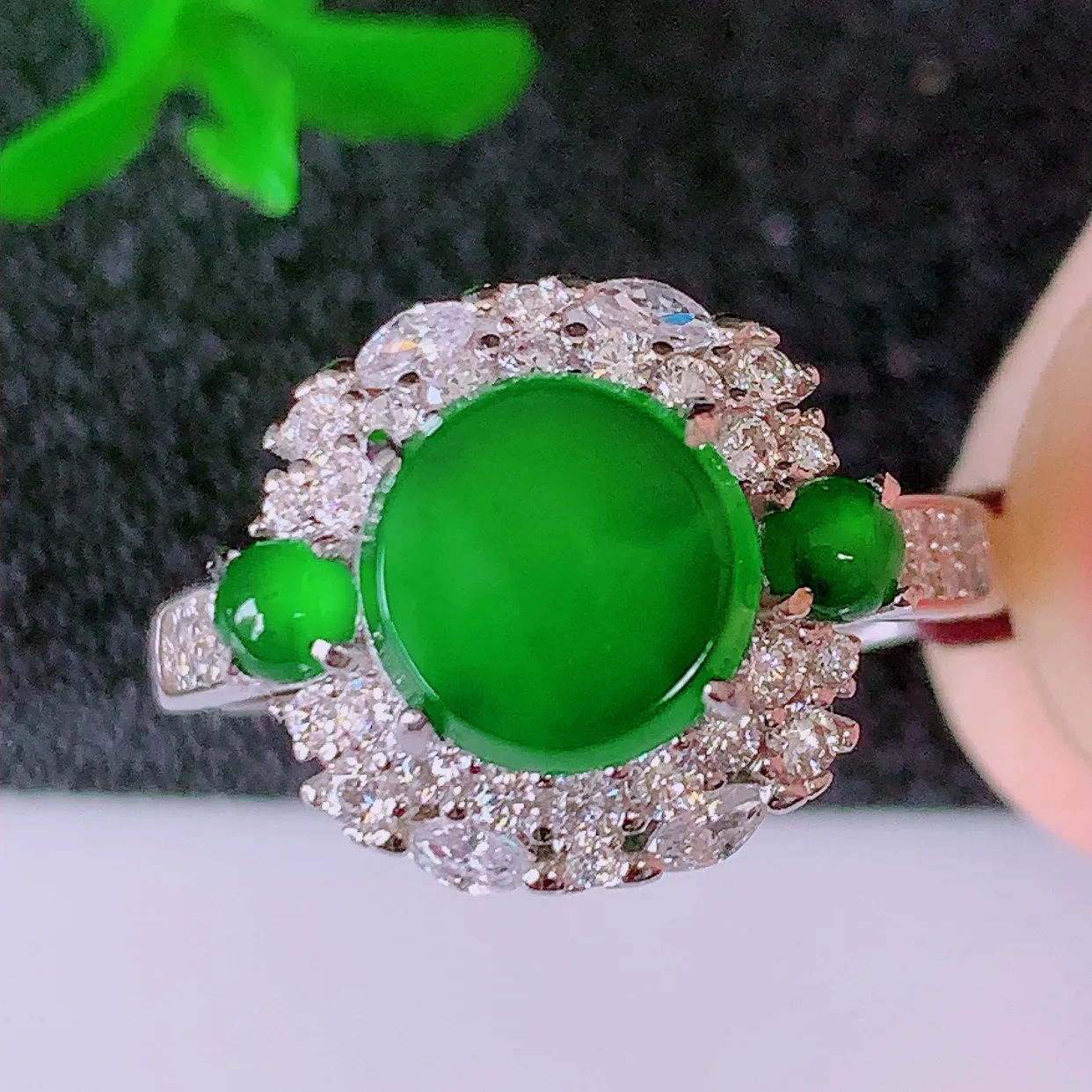 冰透满绿翡翠925银镶嵌戒指，自然光实拍，翠色灵动，颜色漂亮，种老水足，品相佳，佩戴佳品！#97.2