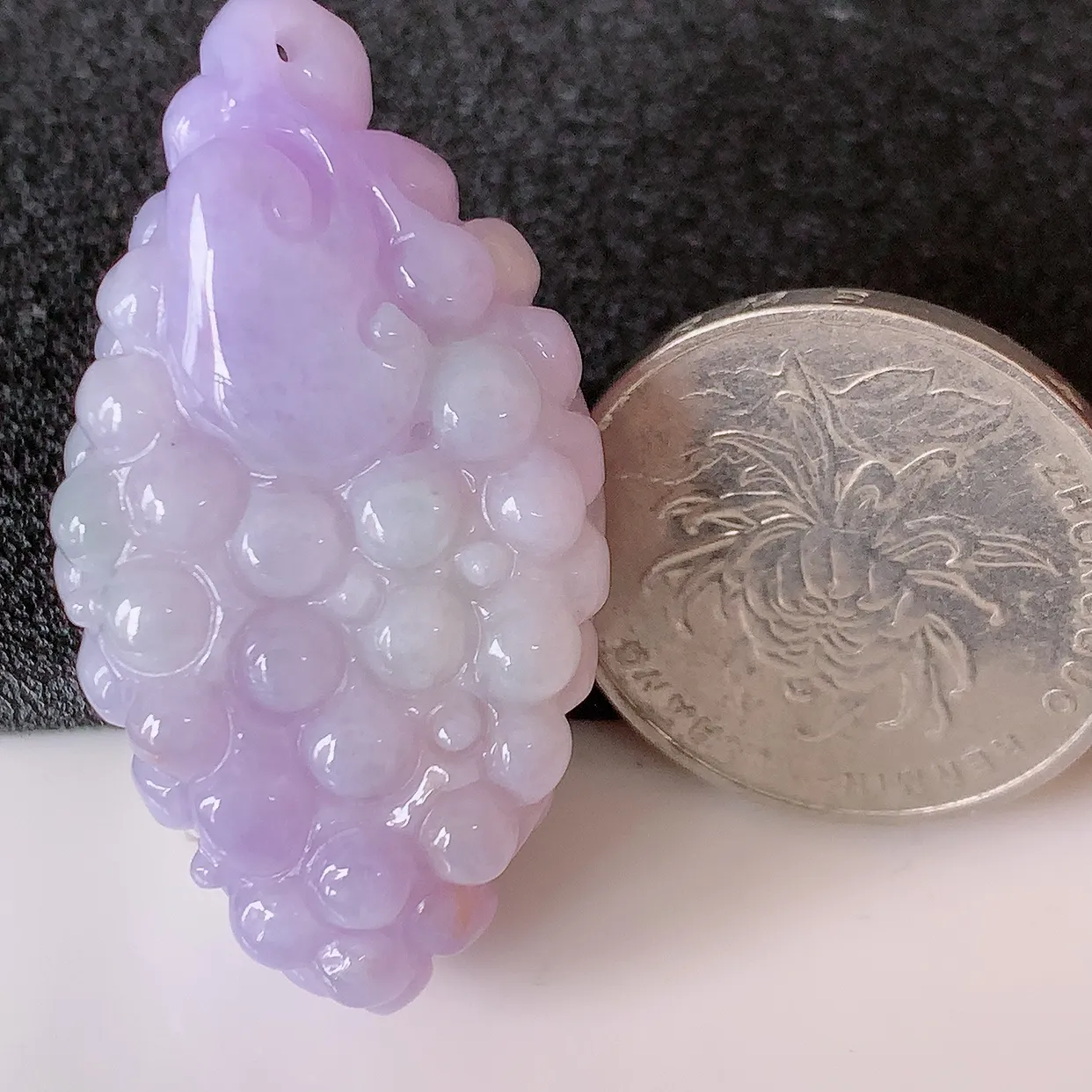 自然光实拍，冰润紫罗兰翡翠葡萄吊坠，多子多福，种老水足，雕工精湛 ，寓意美好，佩戴时尚出众！#05.22