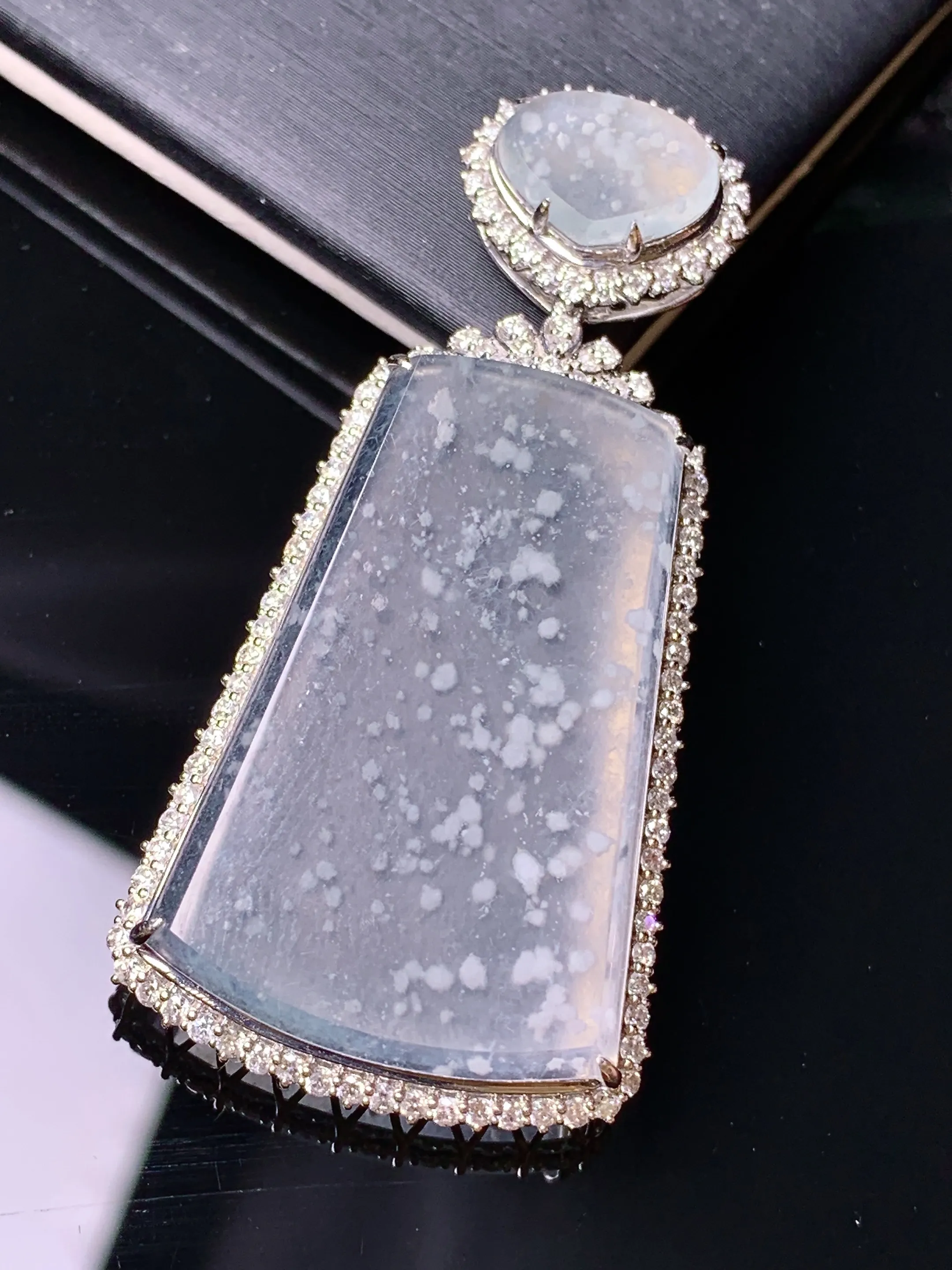 18k金钻镶嵌冰种木那料雪花棉无事牌吊坠 玉质细腻 色泽清新艳丽 整体尺寸50*24.2*8