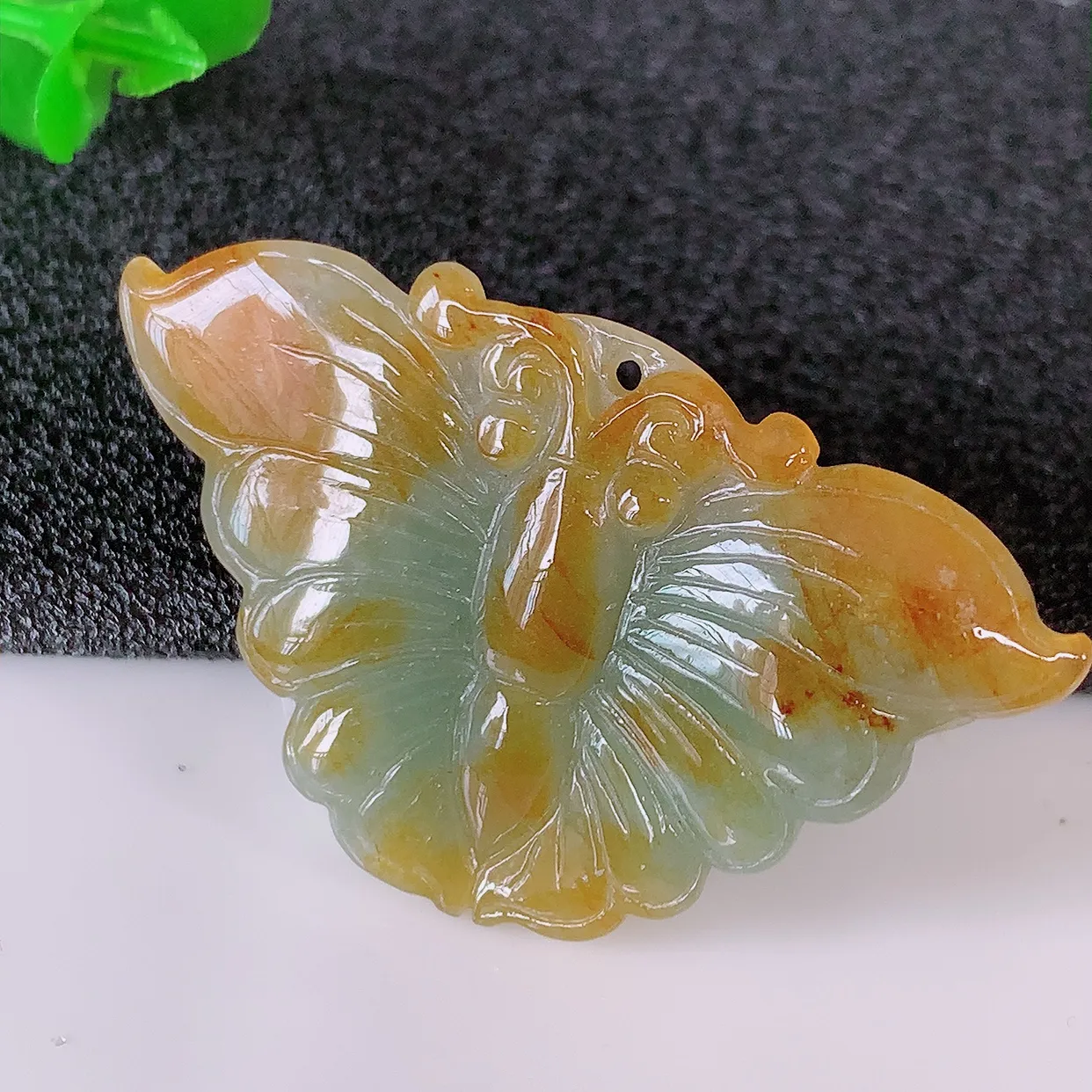 自然光实拍，冰润黄翡双彩翡翠蝴蝶吊坠，翠色灵动，种老水足，寓意好，品相佳， 佩戴佳品！#35.28