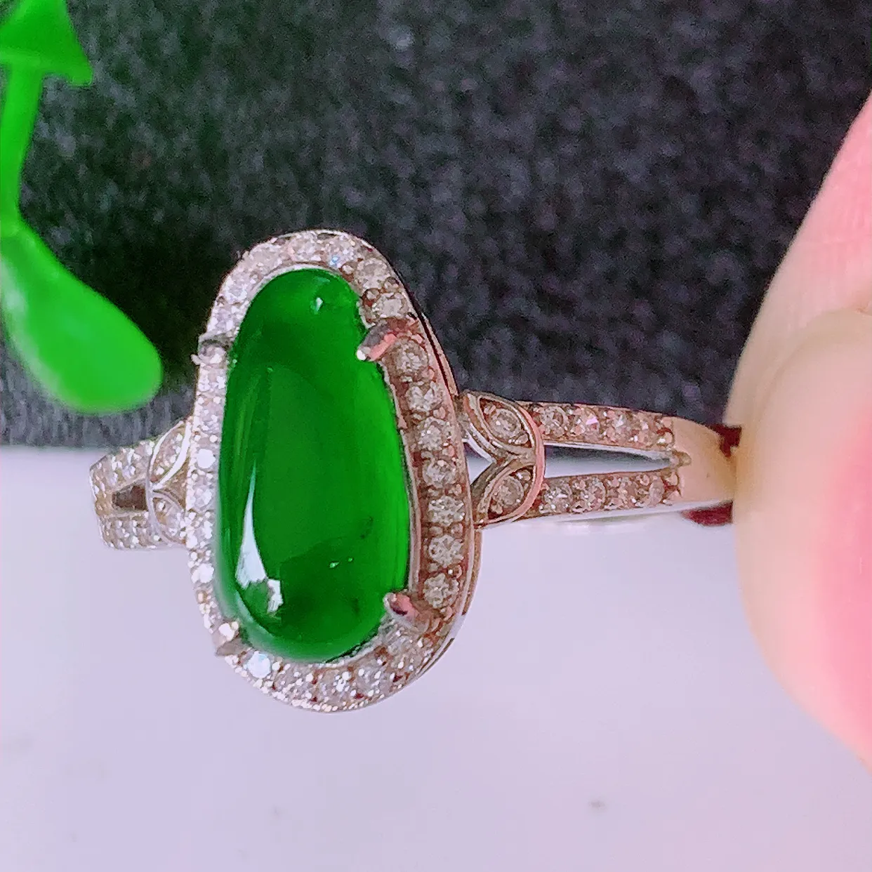 冰透满绿翡翠925银镶嵌福瓜戒指，自然光实拍，翠色灵动，颜色漂亮，种老水足，品相佳，佩戴佳品！#98.22（圈口可调大小）整体18*24.5*6裸裸11*5.5