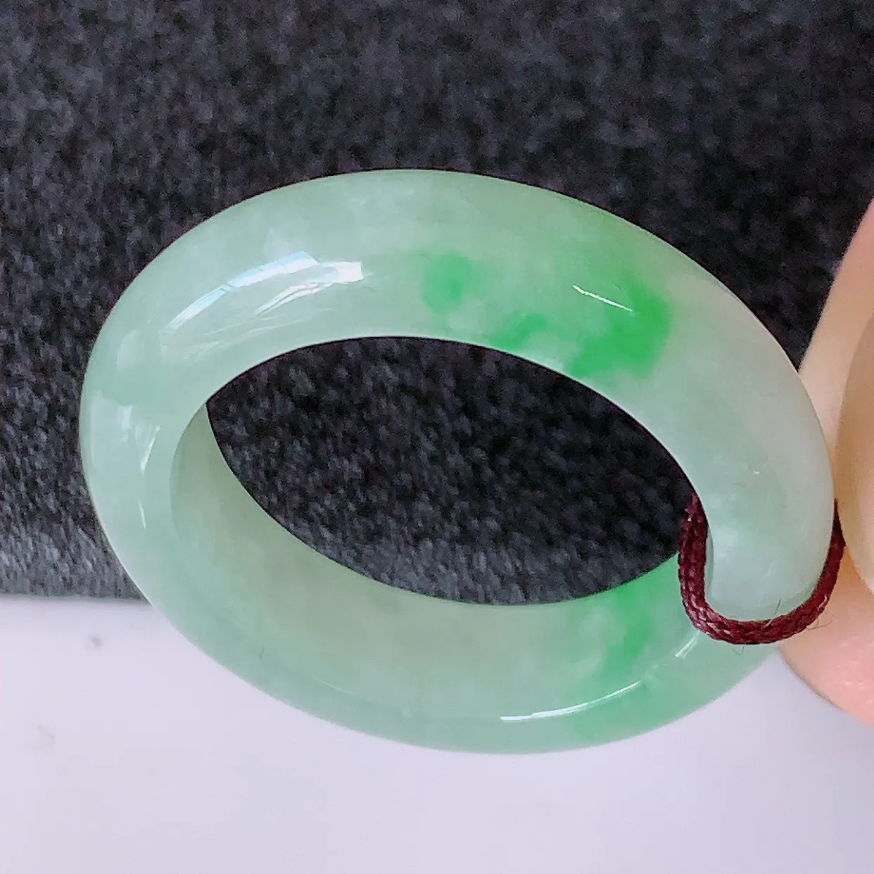 自然光实拍，19.2mm内径冰飘绿翡翠指环，玉戒指，玉质莹润，好精美好冰润的指环，20圈口，上手纤巧！#57.22尺寸19.2*5.8*4